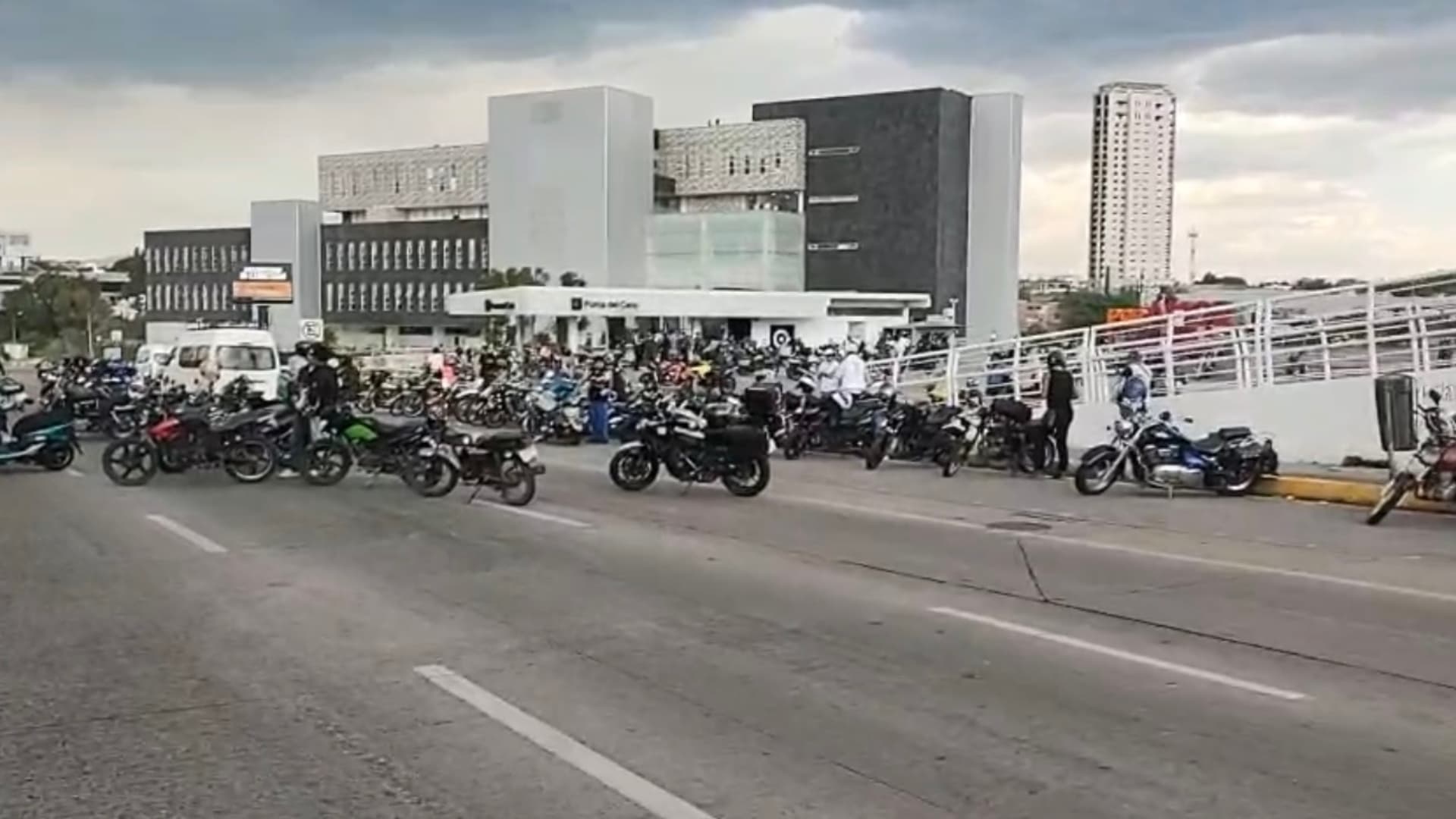 Motociclistas Bloquean Vía Atlixcáyotl en Puebla; Protestan Contra Cascos Engomados