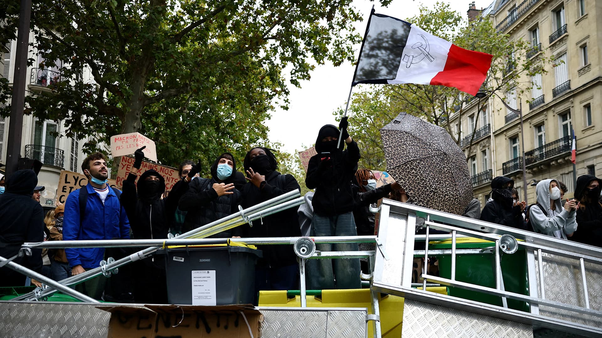 Siguen Protestas en Francia y el Gobierno Suspende Uso de Granadas Aturdidoras
