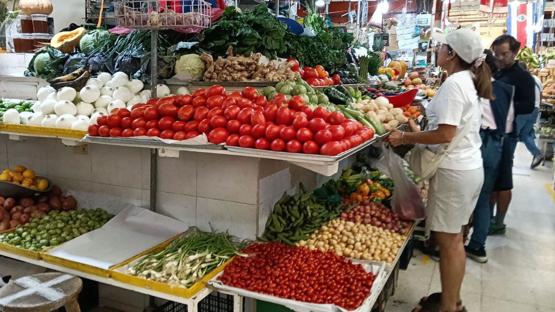 Puesto de verduras en mercado popular. Foto: Cuartoscuro