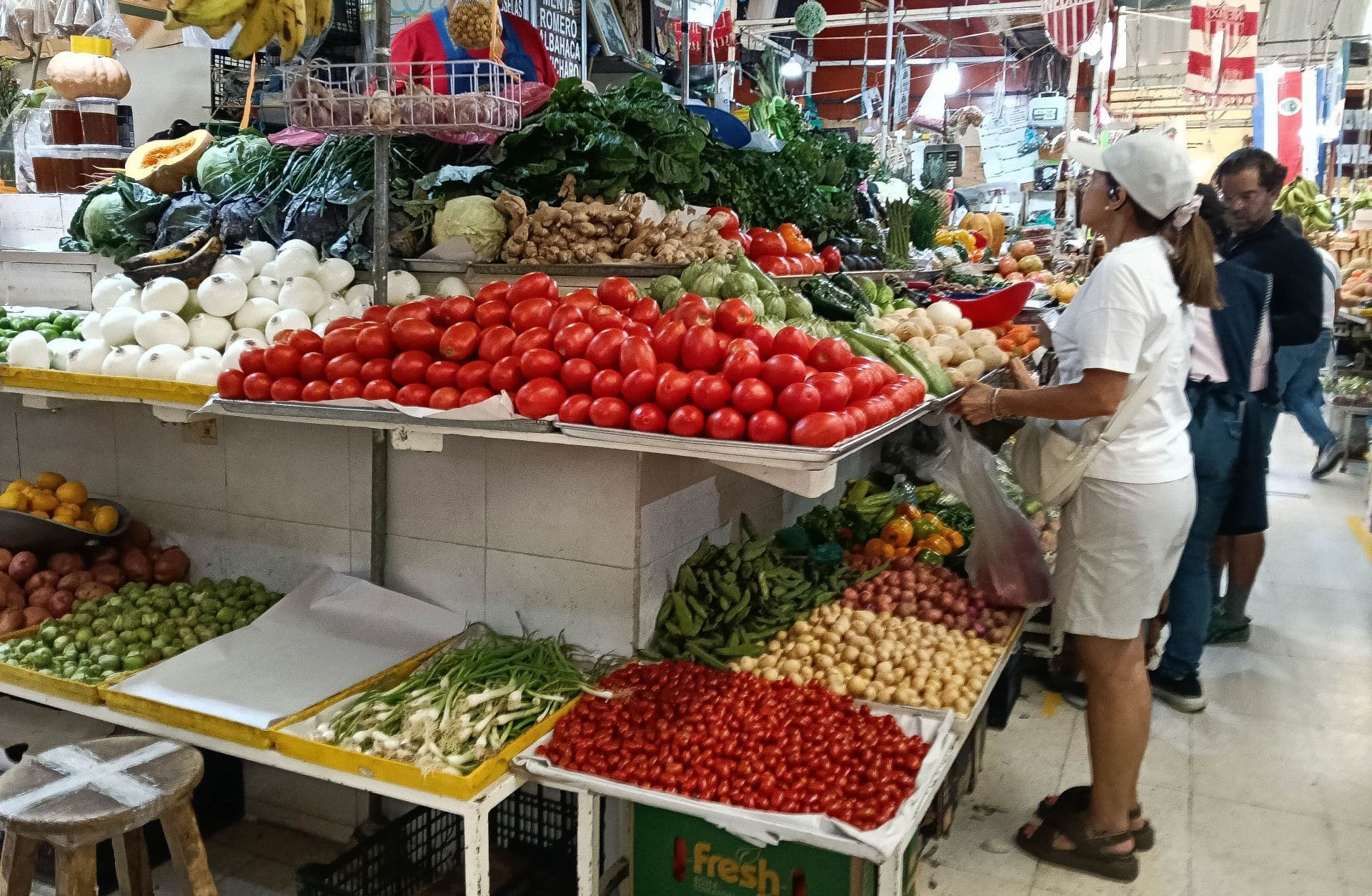 Puesto de verduras en mercado popular. Foto: Cuartoscuro