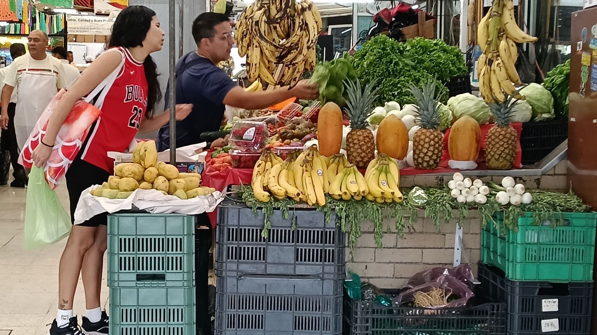 Puesto de verduras en mercado popular. Foto: Cuartoscuro