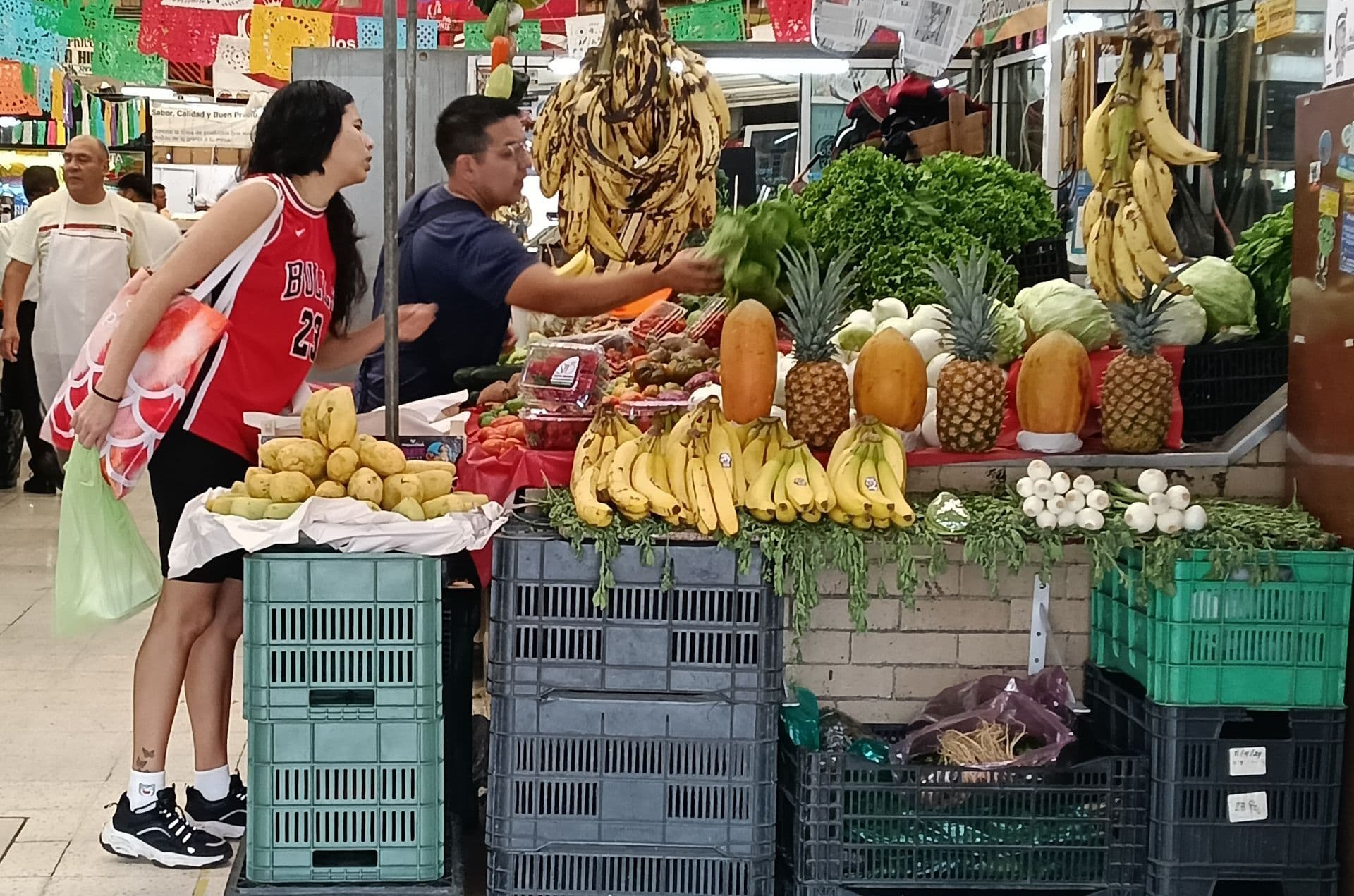 Puesto de verduras en mercado popular. Foto: Cuartoscuro