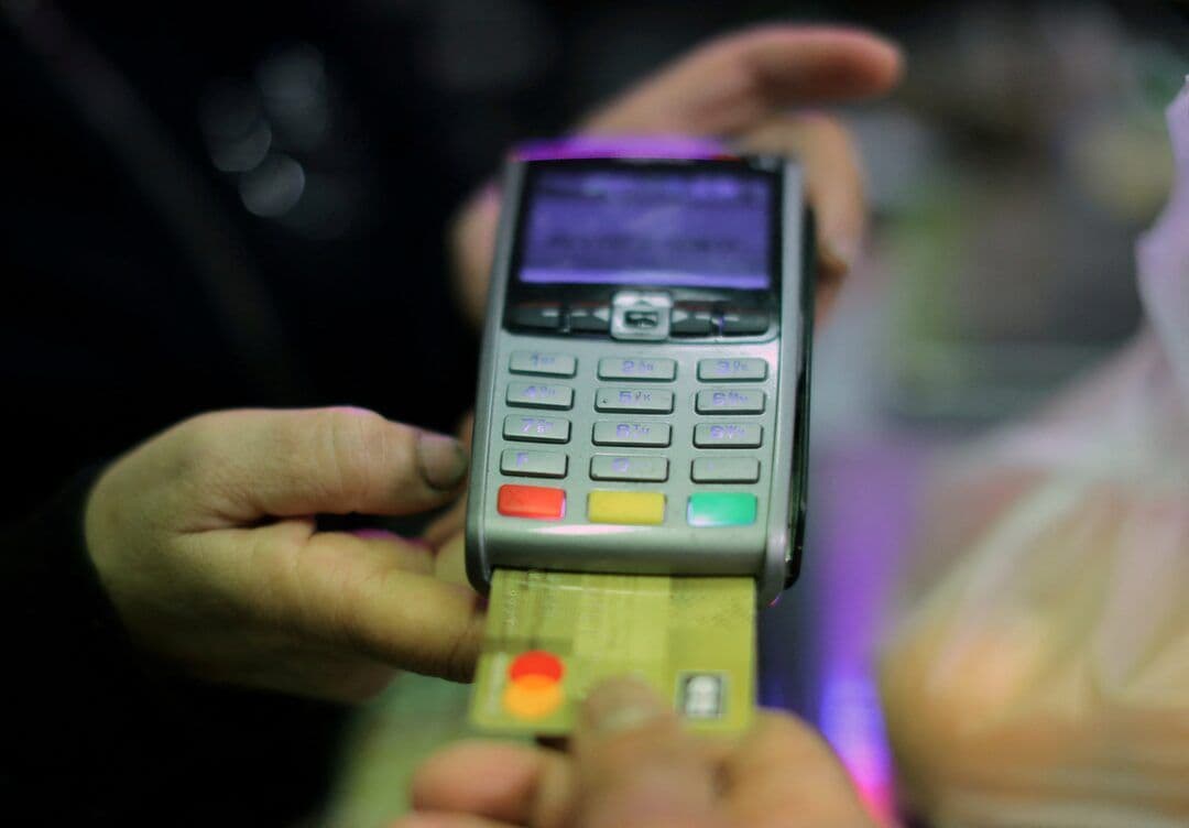 Un comprador utiliza una tarjeta de crédito para pagar productos en un supermercado. Foto: Reuters