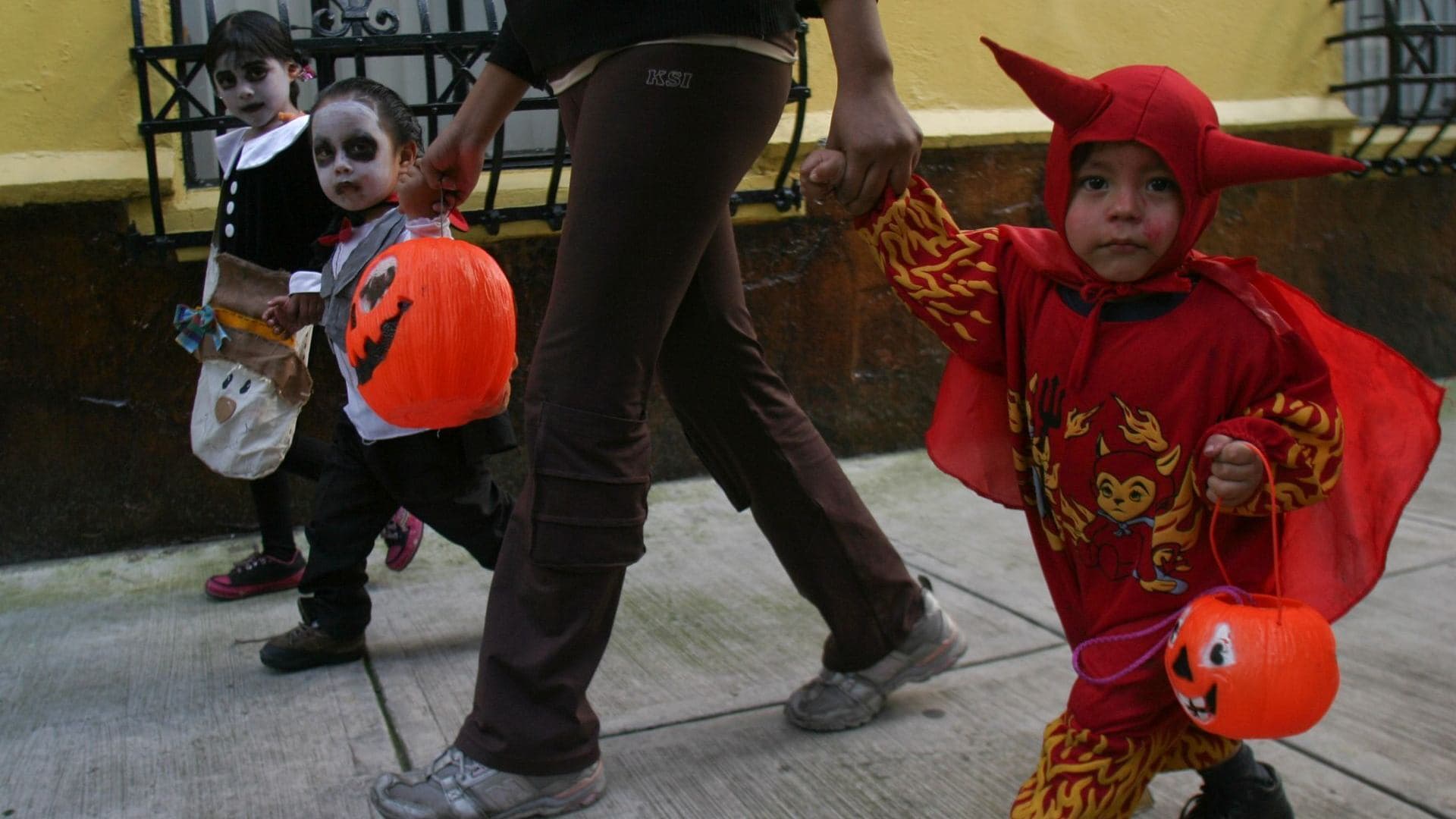Niños Disfrazados para pedir Calaverita. Qué día se piden dulces en México.