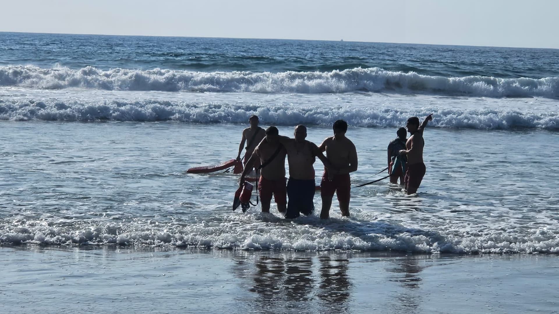 Rescatan a Familia Arrastrada por el Mar en Playas de Tijuana, BC