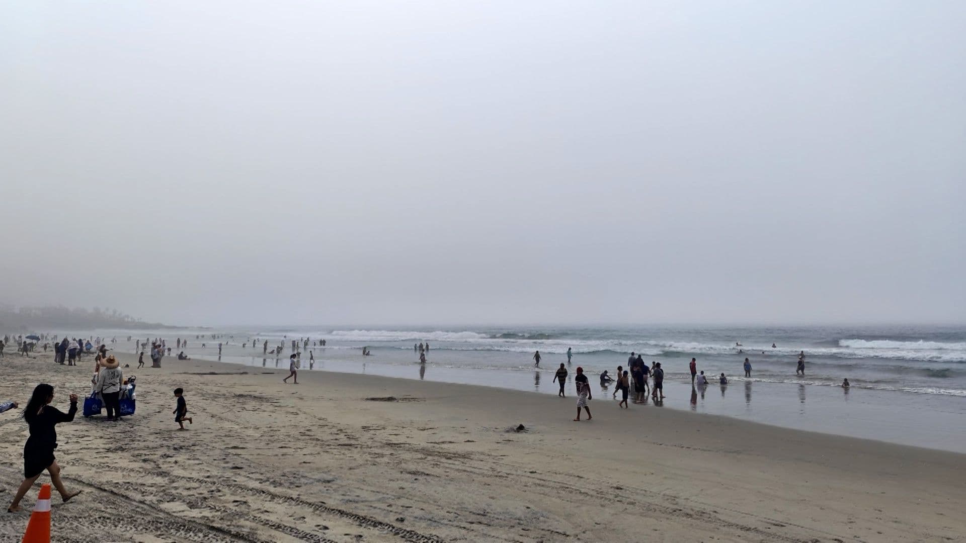 Rescatan a Tres Personas tras ser Arrastradas por la Corriente en Ensenada, BC