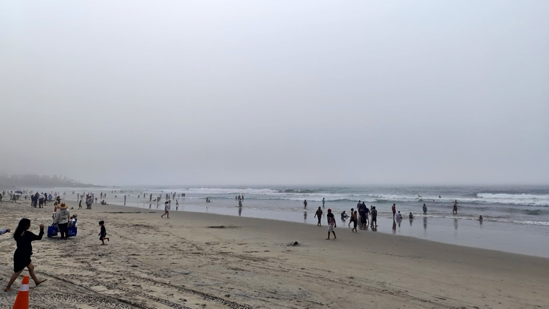 Rescatan a Tres Personas tras ser Arrastradas por la Corriente en Ensenada, BC