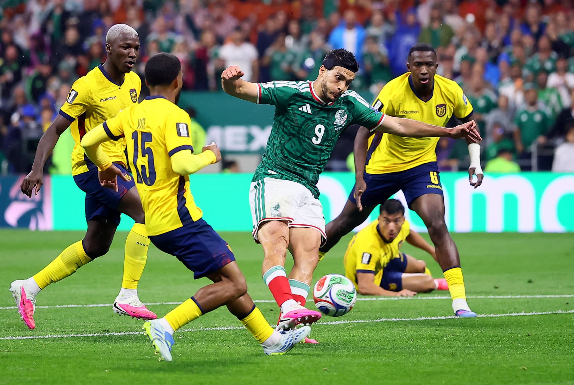 Raúl Jiménez, de México, anota el segundo gol. Foto: Reuters