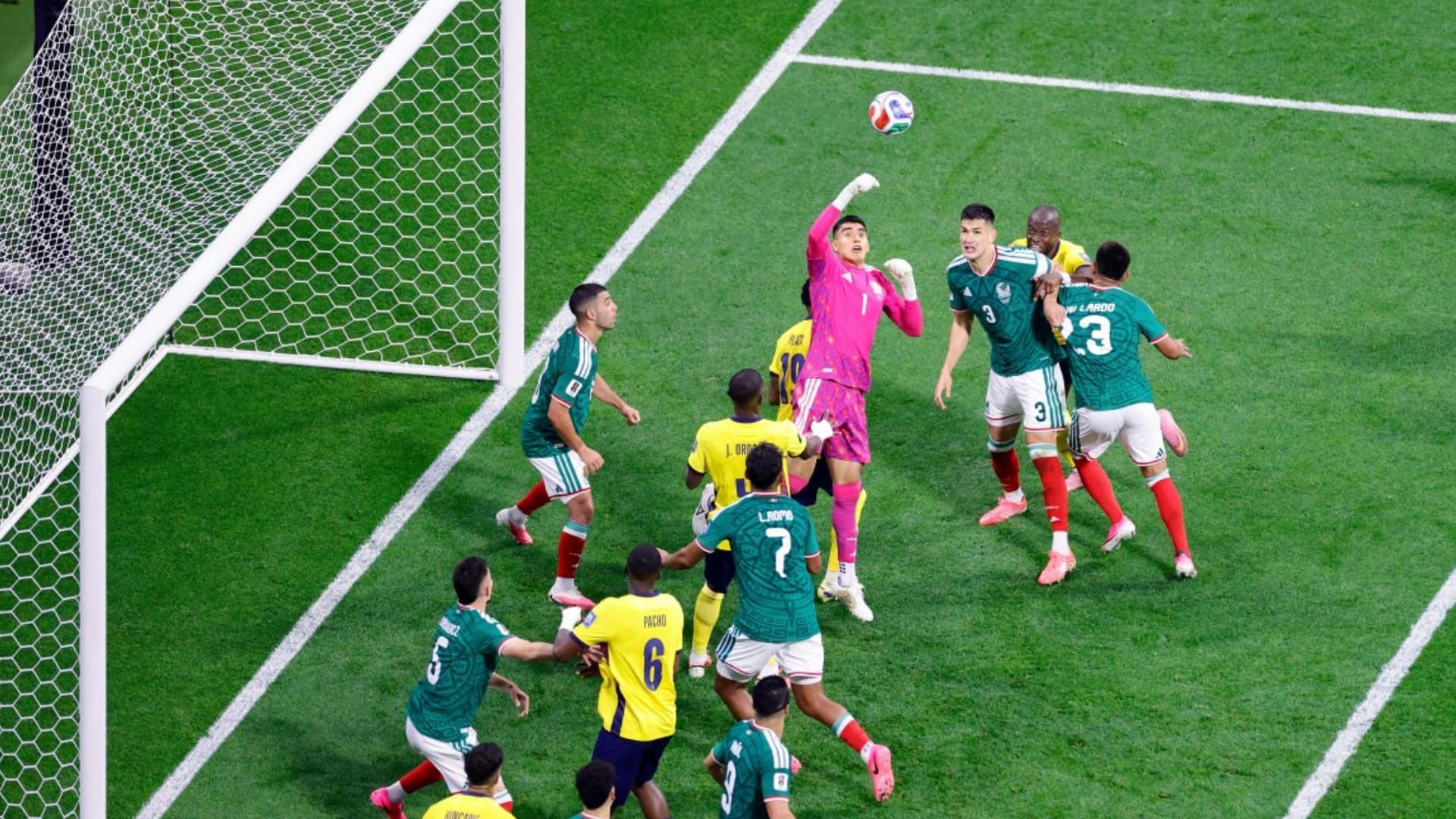 José Raúl Rangel Aguilar, conocido como Raúl "Tala" Rangel, es el portero titular de México en el Mundial 2026. Foto: AFP