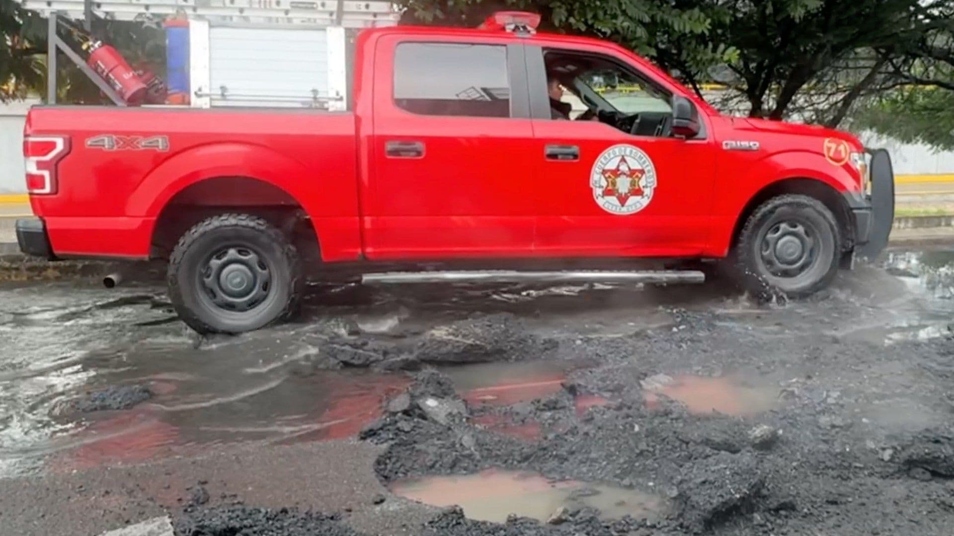 Caída de Rayo Incendia Pavimento en el Malecón del Río en León.