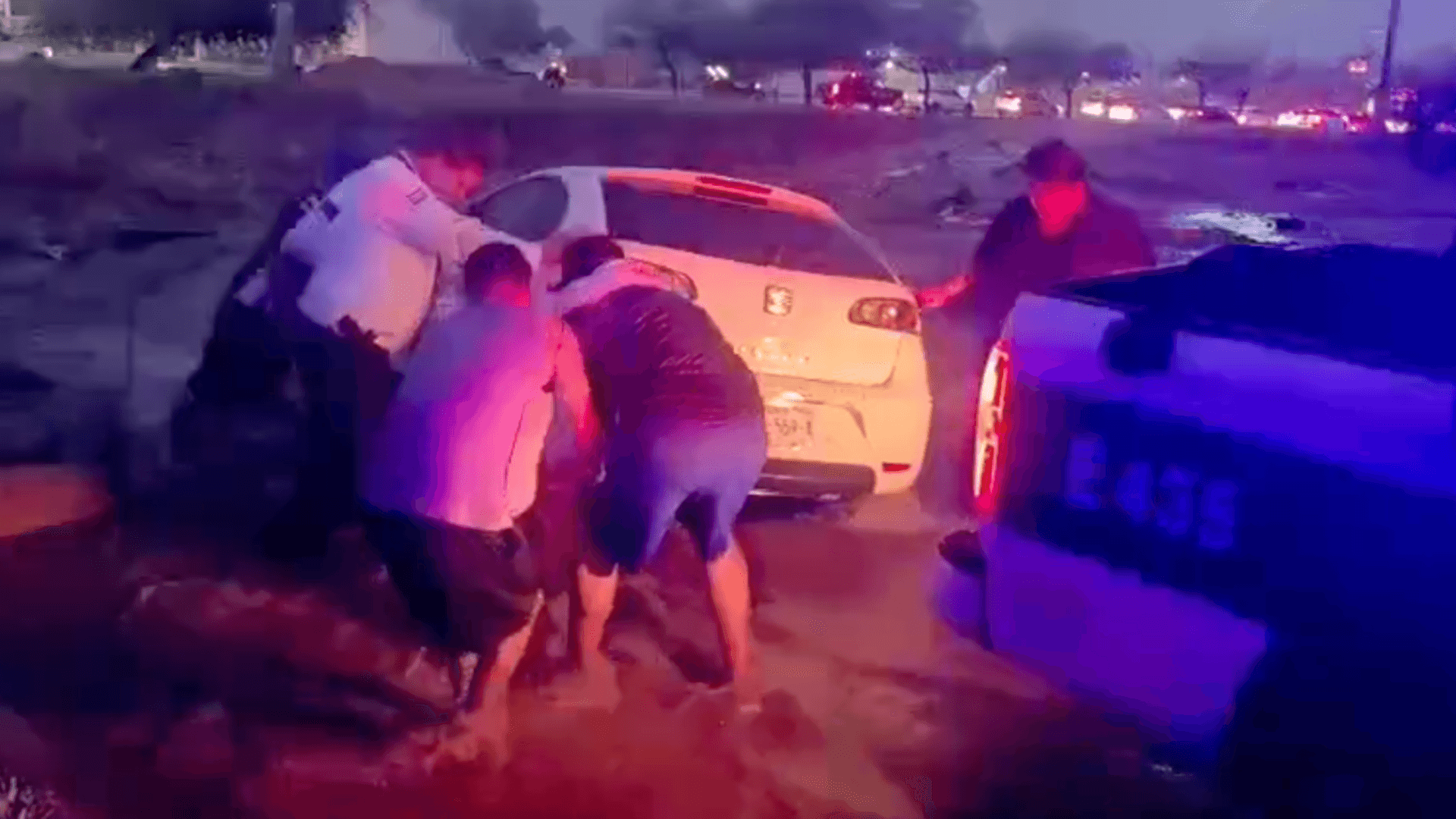 Hombre y Joven Rescatados de Caer a Canal Pluvial tras Intensas Lluvias en Hermosillo