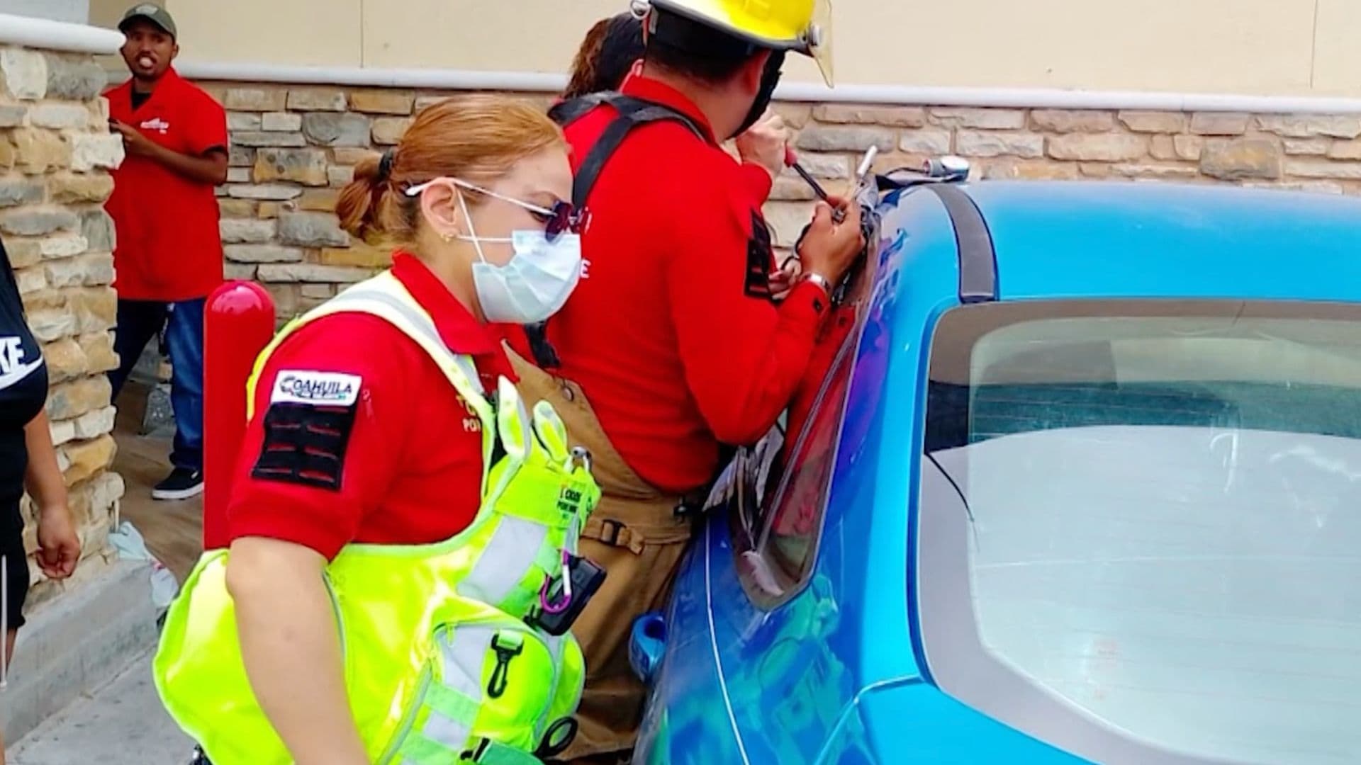Rescatan a Bebé y Niño que Quedaron Encerrados Dentro de Automóvil en Coahuila