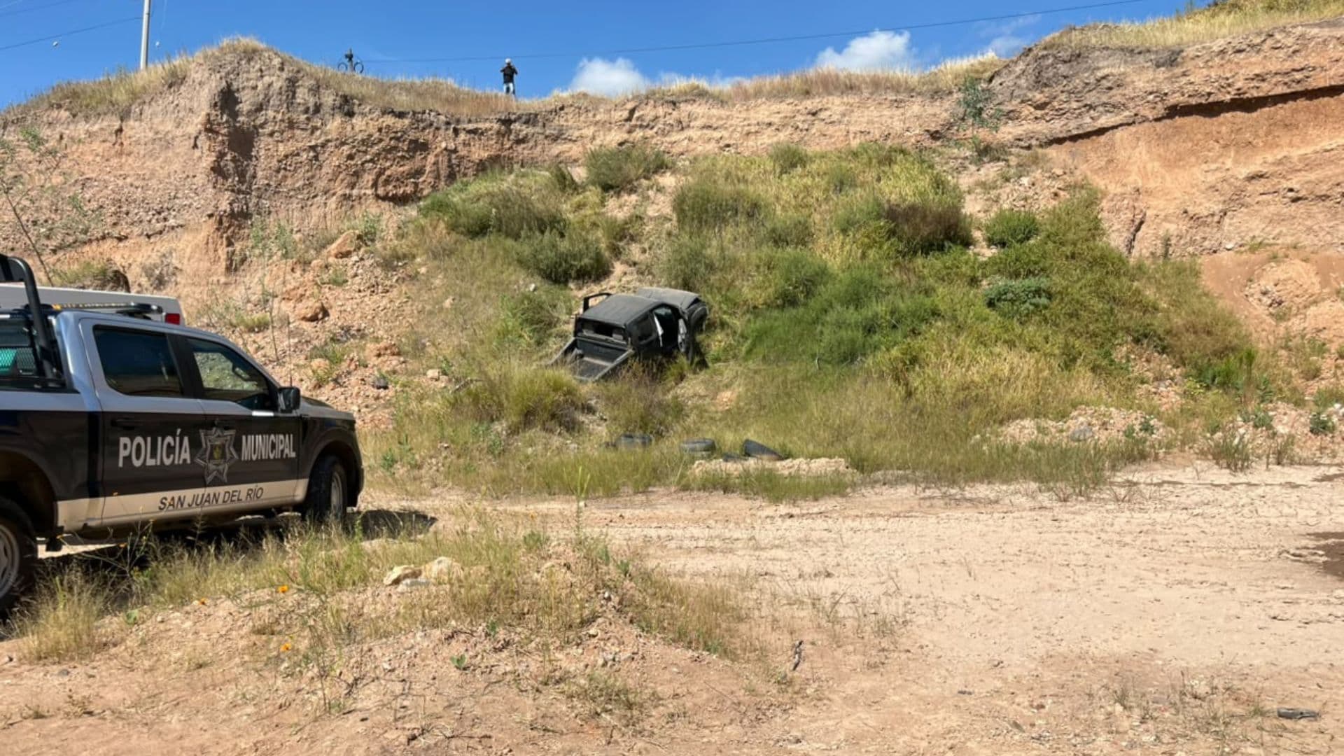 Rescatan a Conductor Tras Caer 10 Metros con su Camioneta