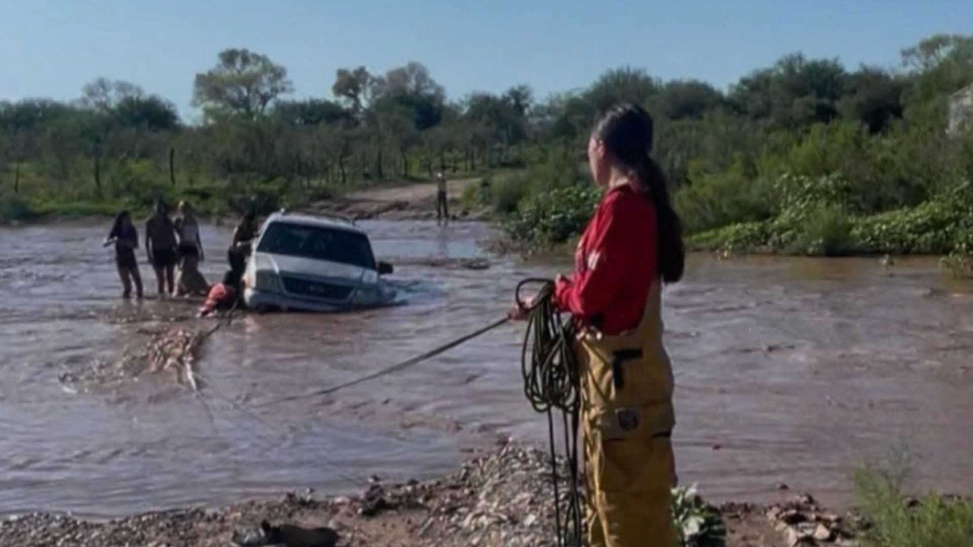 Una Familia Fue Rescatada tras Quedar Varada en el Cauce de un Río en Ures, Sonora