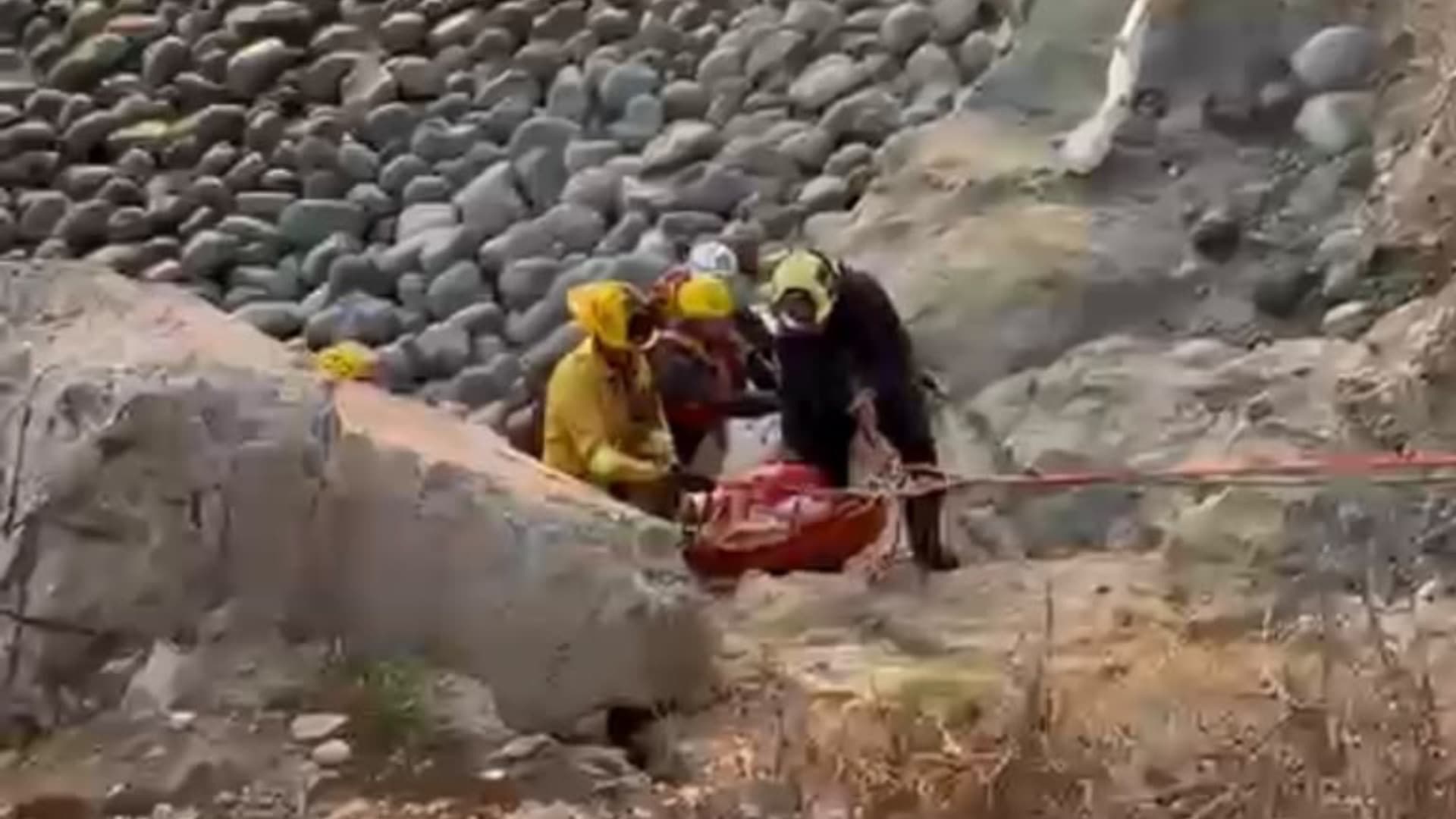 Rescatan a Hombre con Discapacidad Auditiva Atrapado en por Marea en El Sauzal, Ensenada