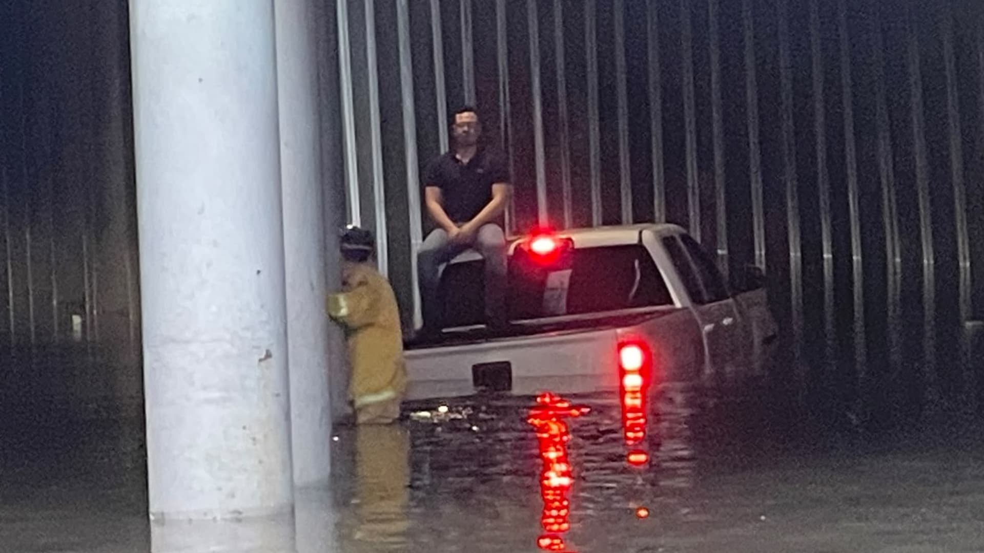 Continúan Rescates de Automovilistas Atrapados en Desniveles por Lluvias en Mexicali, BC
