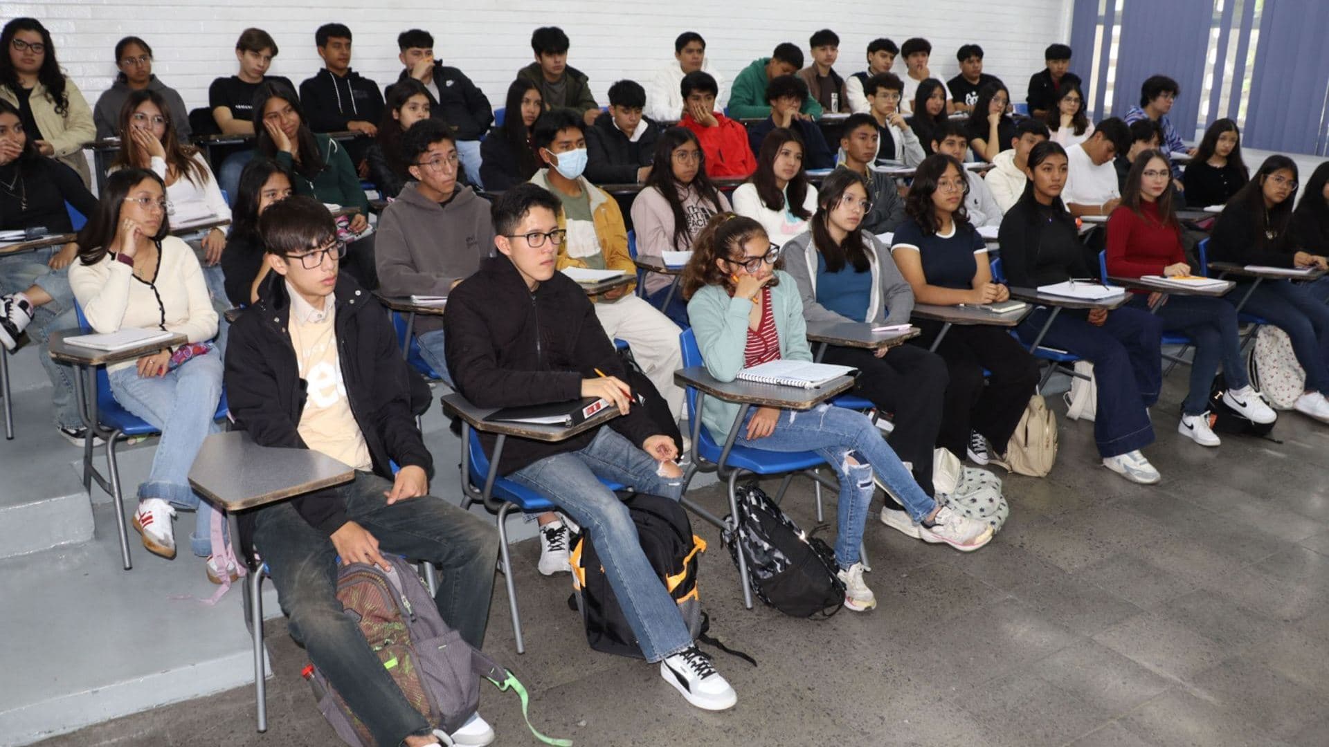 Resultados UNAM 2026: Estudiantes en salón escolar
