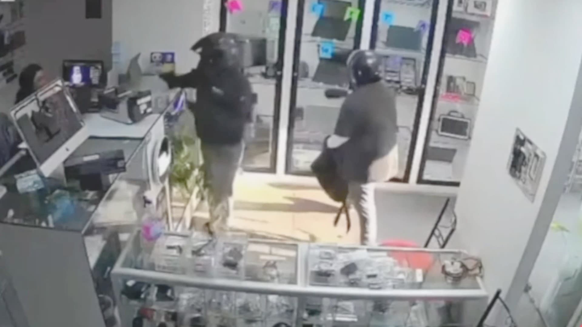 Hombres Armados Roban Local de Celulares en Celaya, Guanajuato