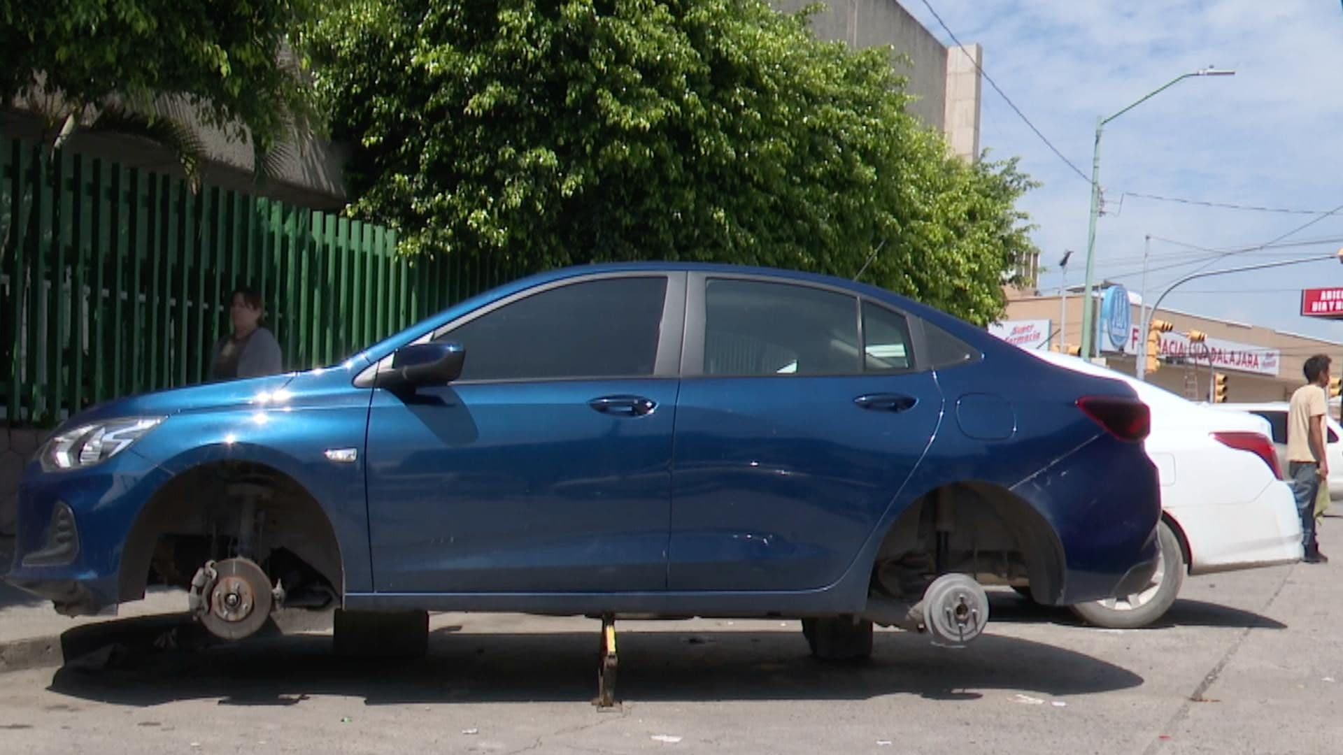 Así quedó el vehículo en el estacionamiento.