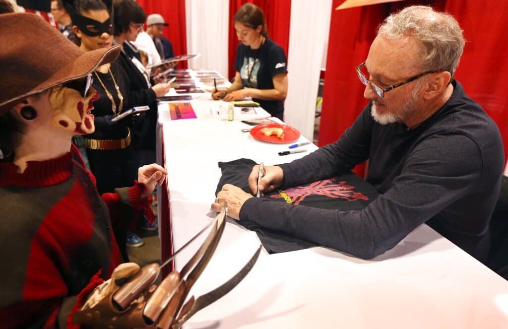Robert Englund en firma de autografos