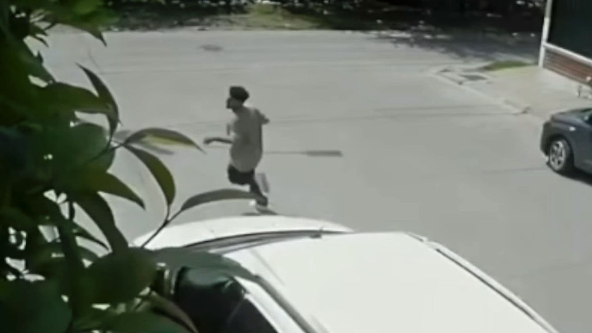 El ladrón se fue corriendo.