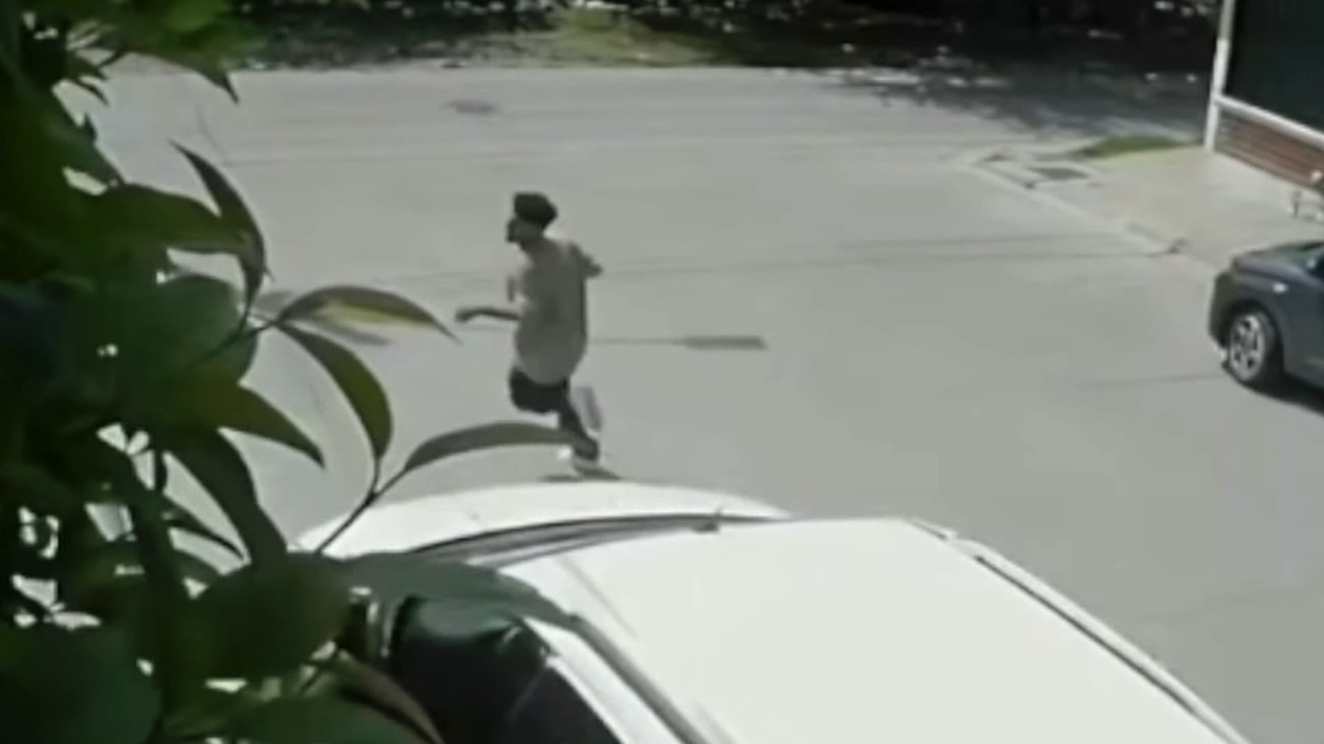 Captan a Hombre Robando un Celular a una Ama de Casa en León; Ladrón se Va Corriendo