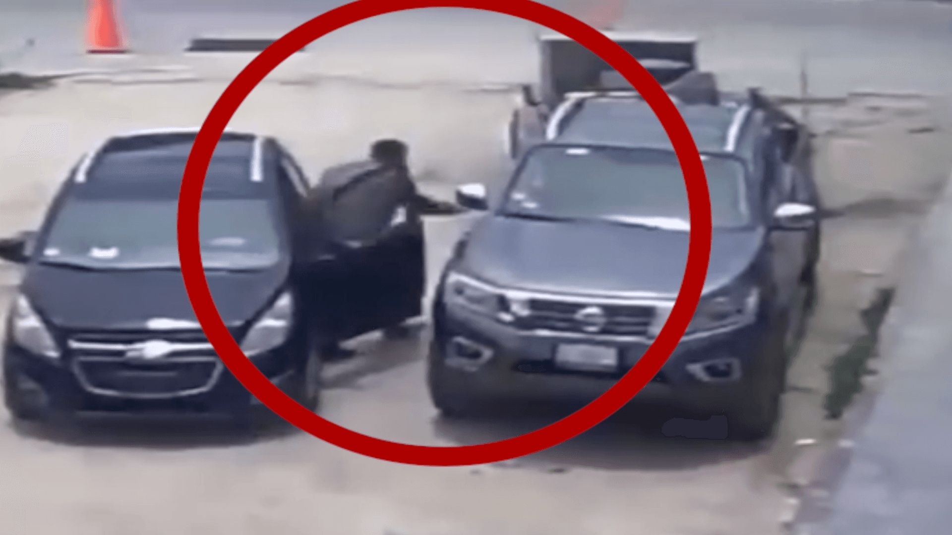 Captan a Hombre Robando en un Estacionamiento en San Francisco del Rincón; Abre una Camioneta