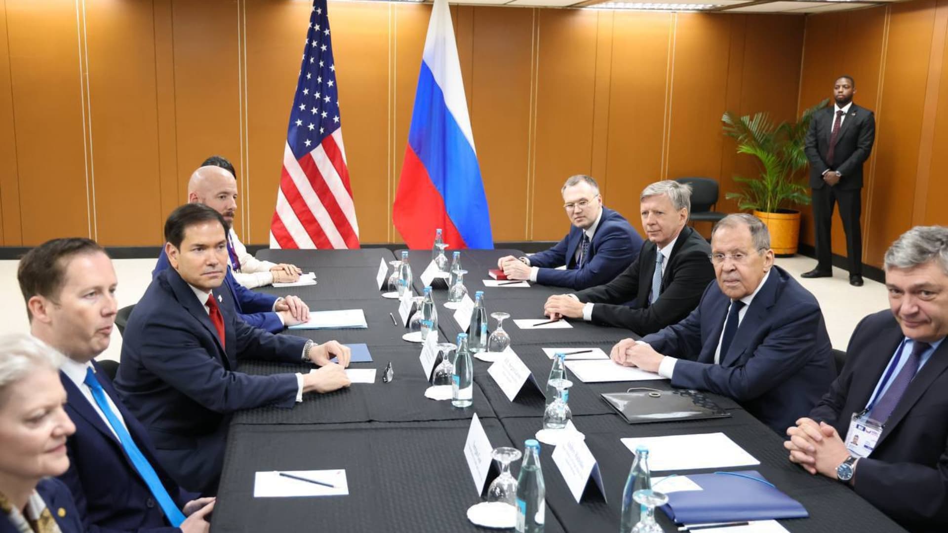 Rubio y Lavrov se Reúnen en Manila; Rusia Rechaza Envío de Armas de EUA a Ucrania