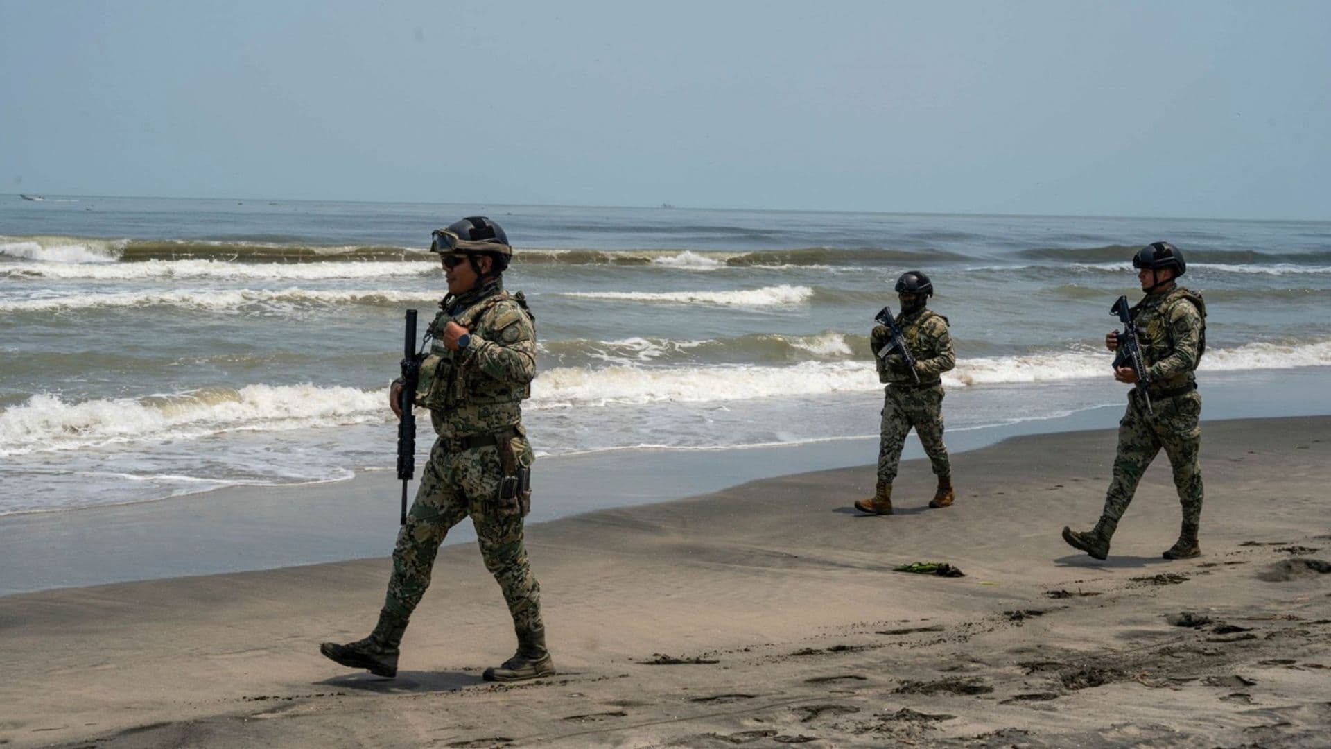 Genérica de elementos de la Secretaría de Marina (SEMAR) realizan recorridos de inspección en playas colindantes en Veracruz.