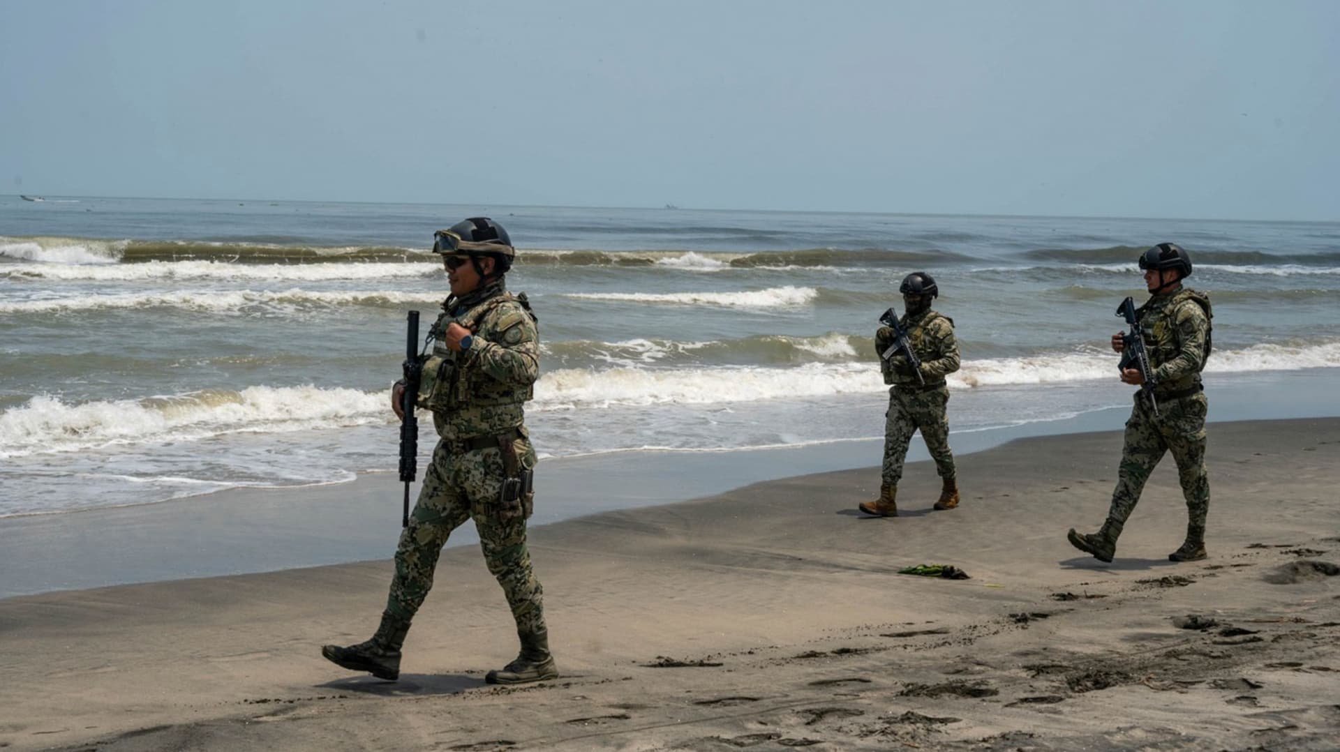 Genérica de elementos de la Secretaría de Marina (SEMAR) realizan recorridos de inspección en playas colindantes en Veracruz.