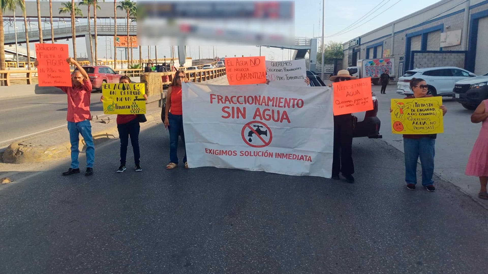 Vecinos de la colonia Plan de San Luis, realizaron un bloqueo en el periférico Raúl López Sánchez de Torreón denunciando falta de agua potable