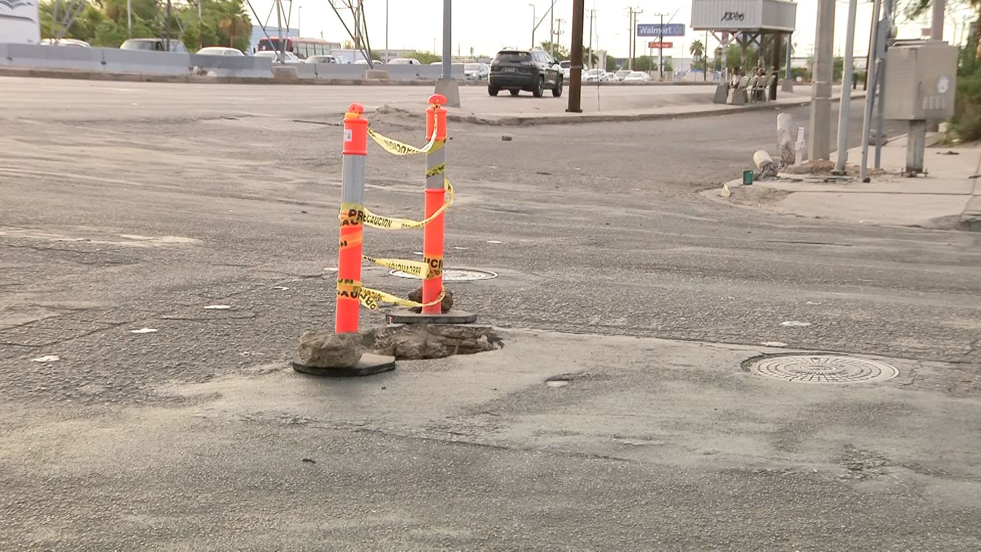 Reparan Socavón en Blvd Lázaro Cárdenas Cruce con San Luis Río Colorado en Mexicali