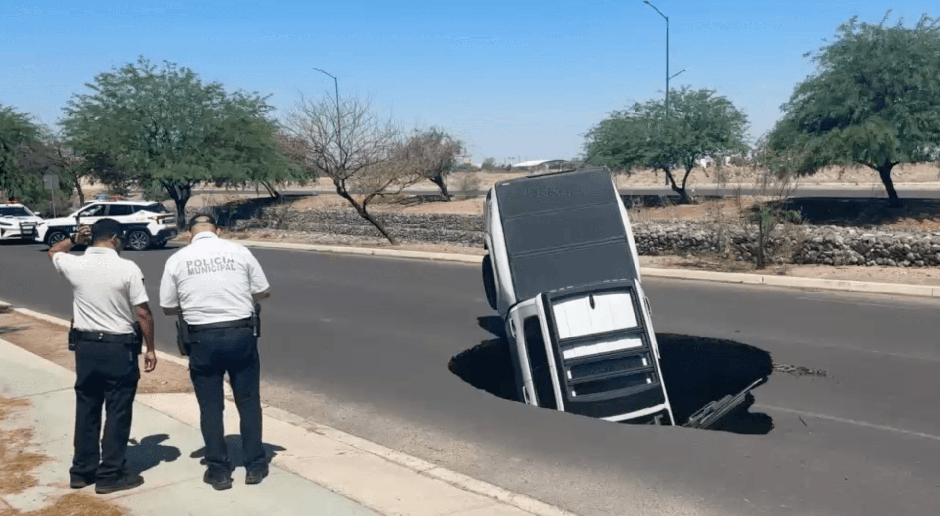 Se Abre Socavón y se Cae Camioneta en Hermosillo