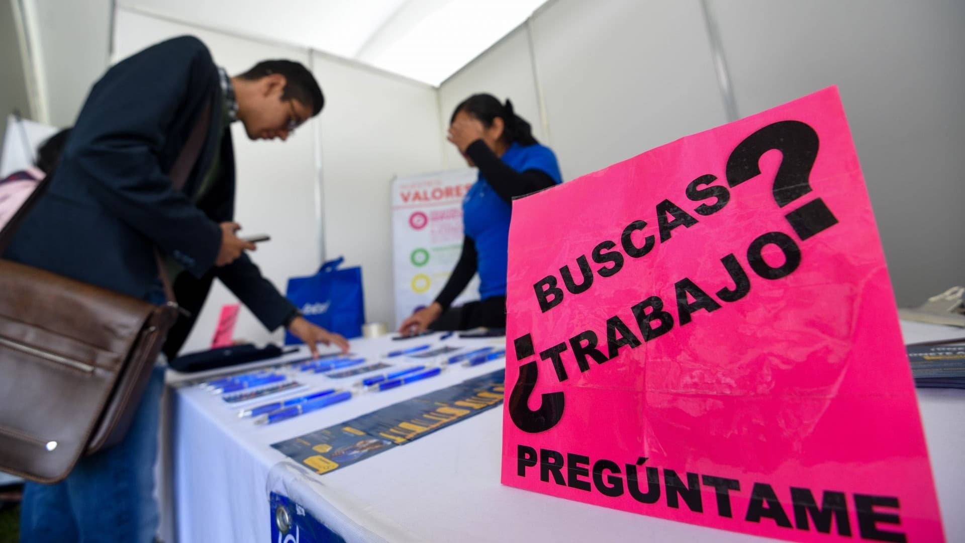 Persona busca trabajo. Seguro de Desempleo CDMX 18 a 64 Años