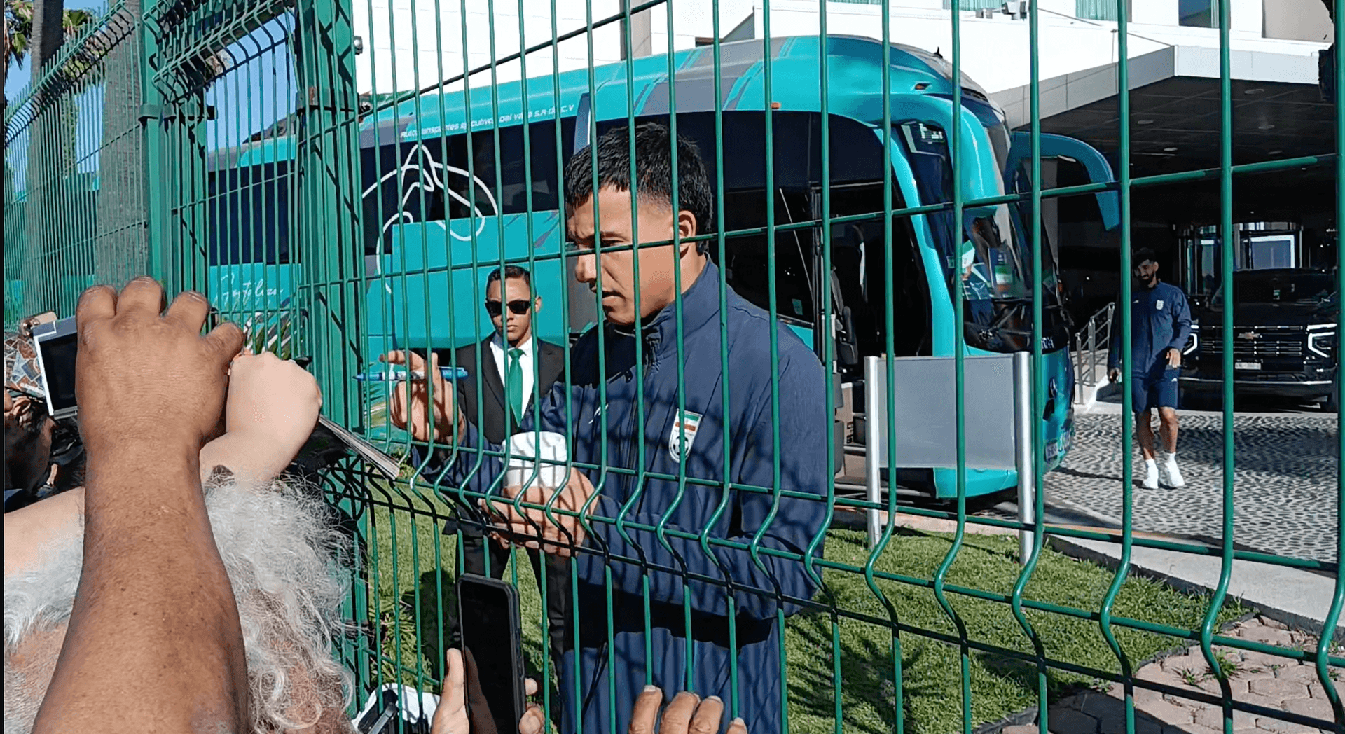 Selección de Irán Convive con Aficionados Antes de Entrenar en Tijuana