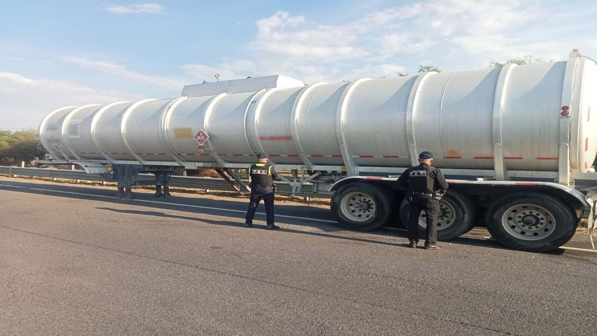 Abandonan Semirremolque con 55 Mil Litros de Huachicol en Celaya Guanajuato