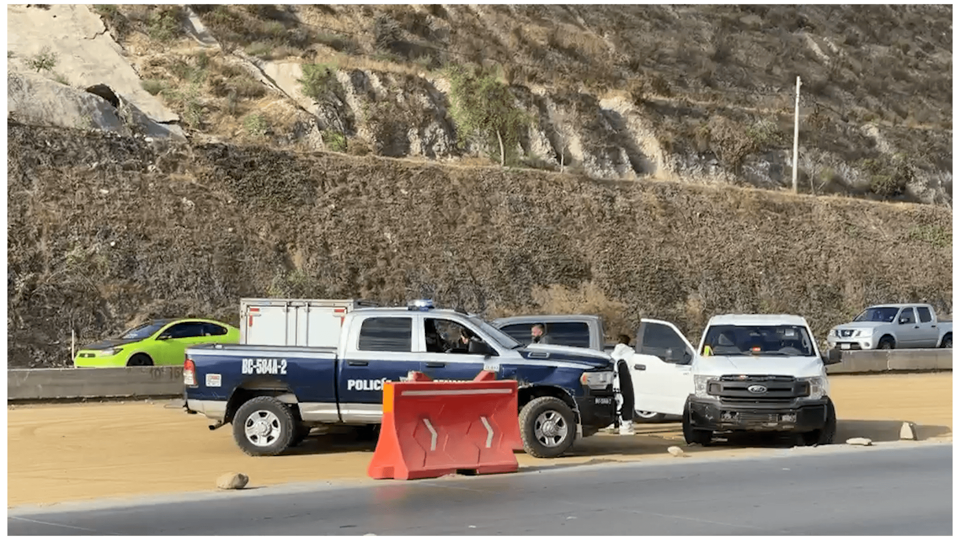 Abandonan Cuerpo Sobre el Bulevar 2000 a la Altura de Paseos del Vergel en Tijuana