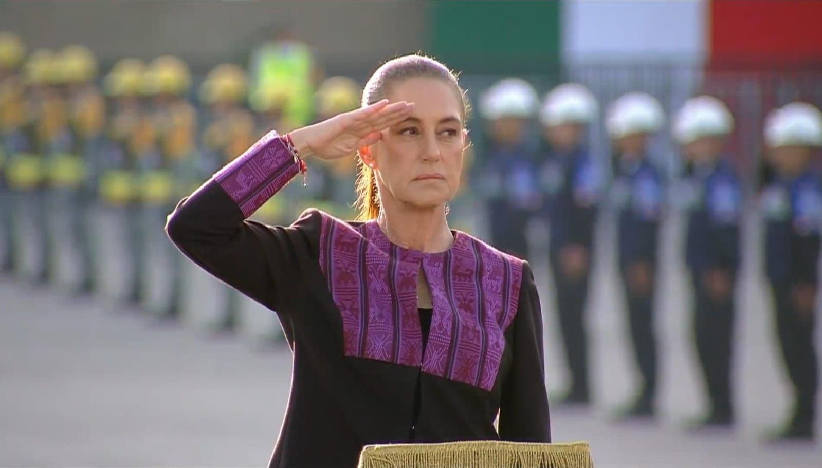 Sheinbaum en Izamiento de bandera por víctimas de sismos de 1985 y 2017