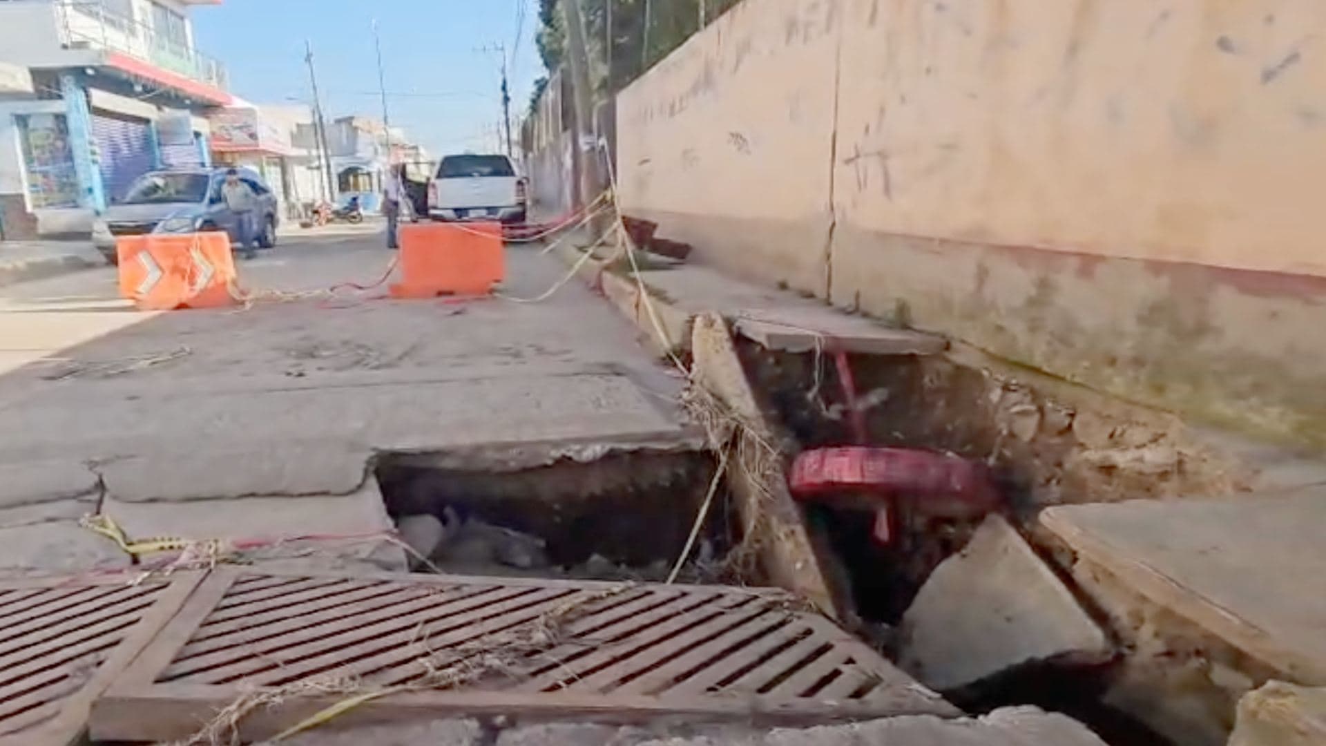 Vecinos temen que una persona sufra un accidente si cae al socavón.