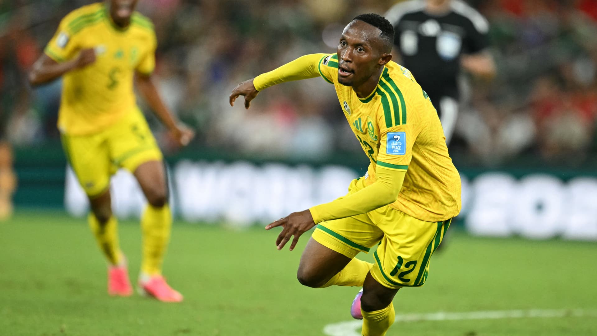 El delantero sudafricano Thapelo Maseko, número 12, celebra el primer gol de su equipo durante el partido de fútbol del Grupo A del Mundial 2026 entre Sudáfrica y Corea del Sur en el Estadio Monterrey de Guadalupe, México, el 24 de junio de 2026. Foto: AFP