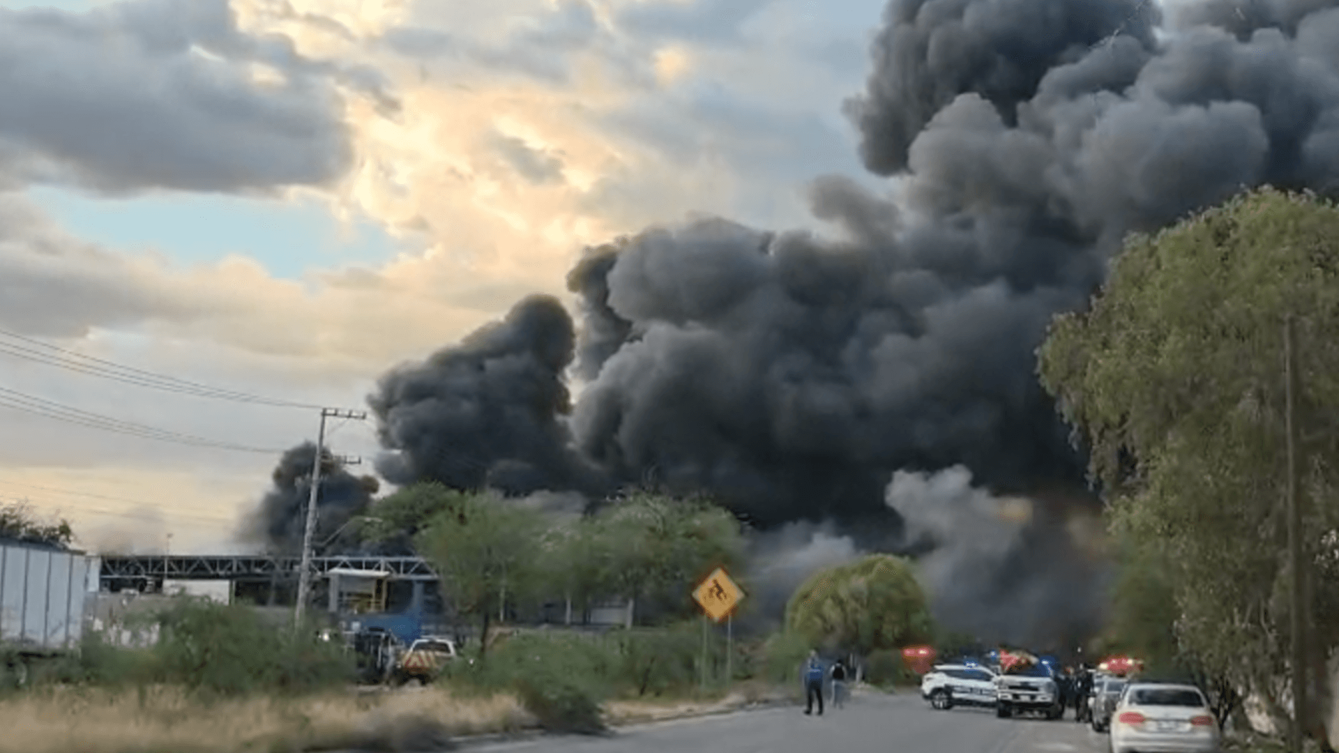 Suspenden Clases en Conalep por Incendio de Recicladora al Sur de Hermosillo