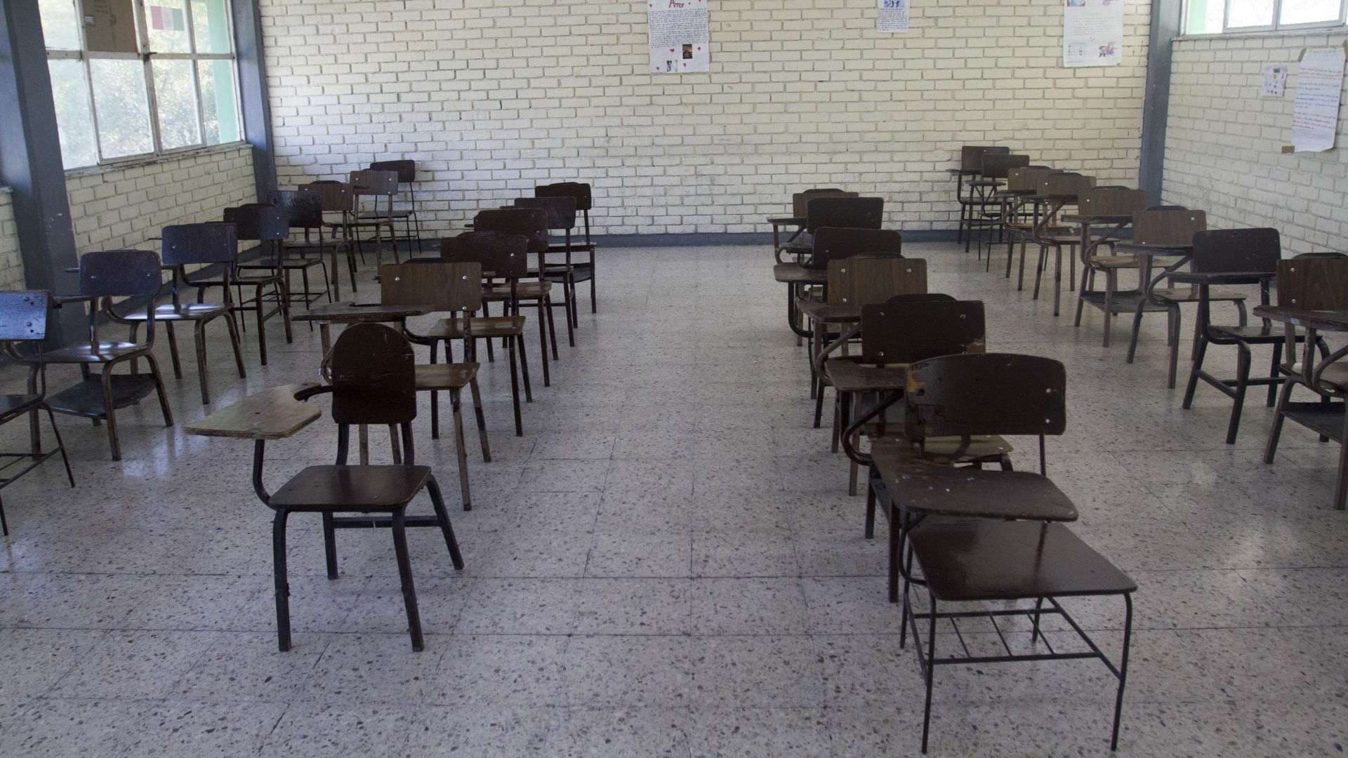 Sillas vacías en salón de clases. Habrá clases el 8 de septiembre 2026
