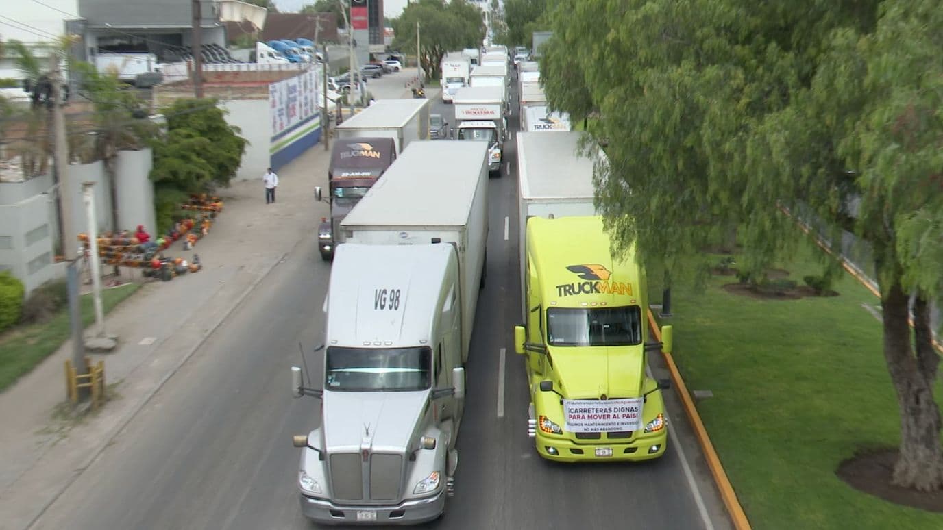 Transportistas Continúan Manifestación en el Acotamiento del Bulevar Aeropuerto en León.