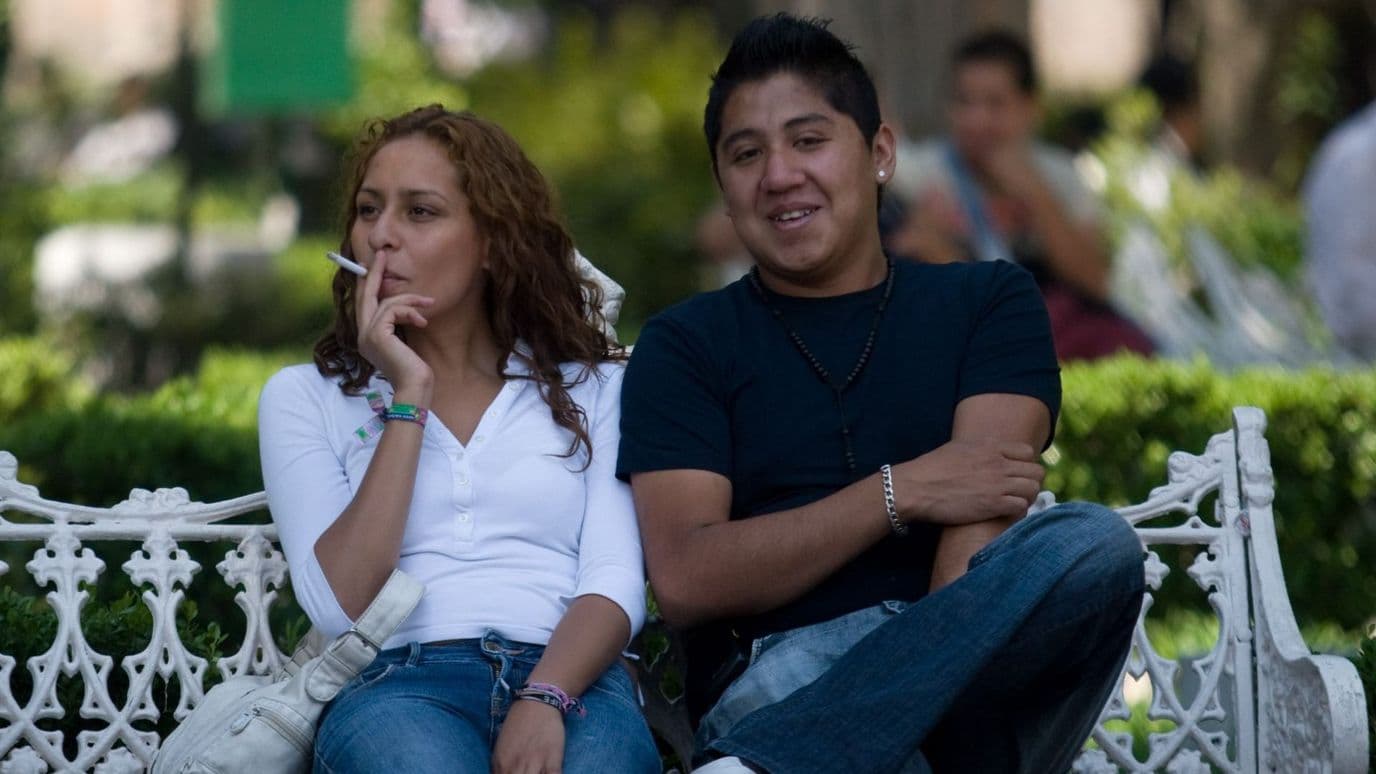 Pareja sentada. Cuáles son los síntomas del TDAH en adultos.