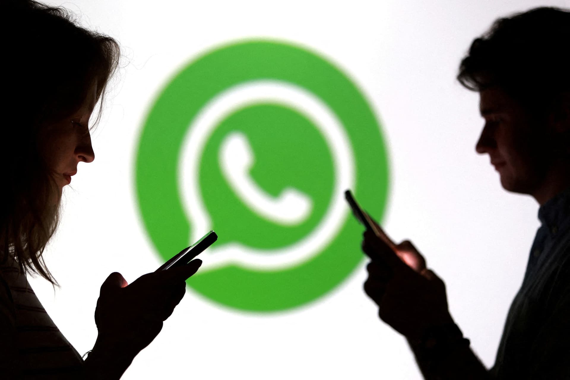 Usuarios de la app de mensajería instantánea WhatsApp. Foto: Reuters