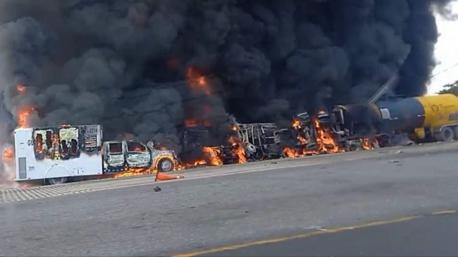Pipa con Combustible Choca Contra Varios Vehículos. Foto: Guardia Nacional