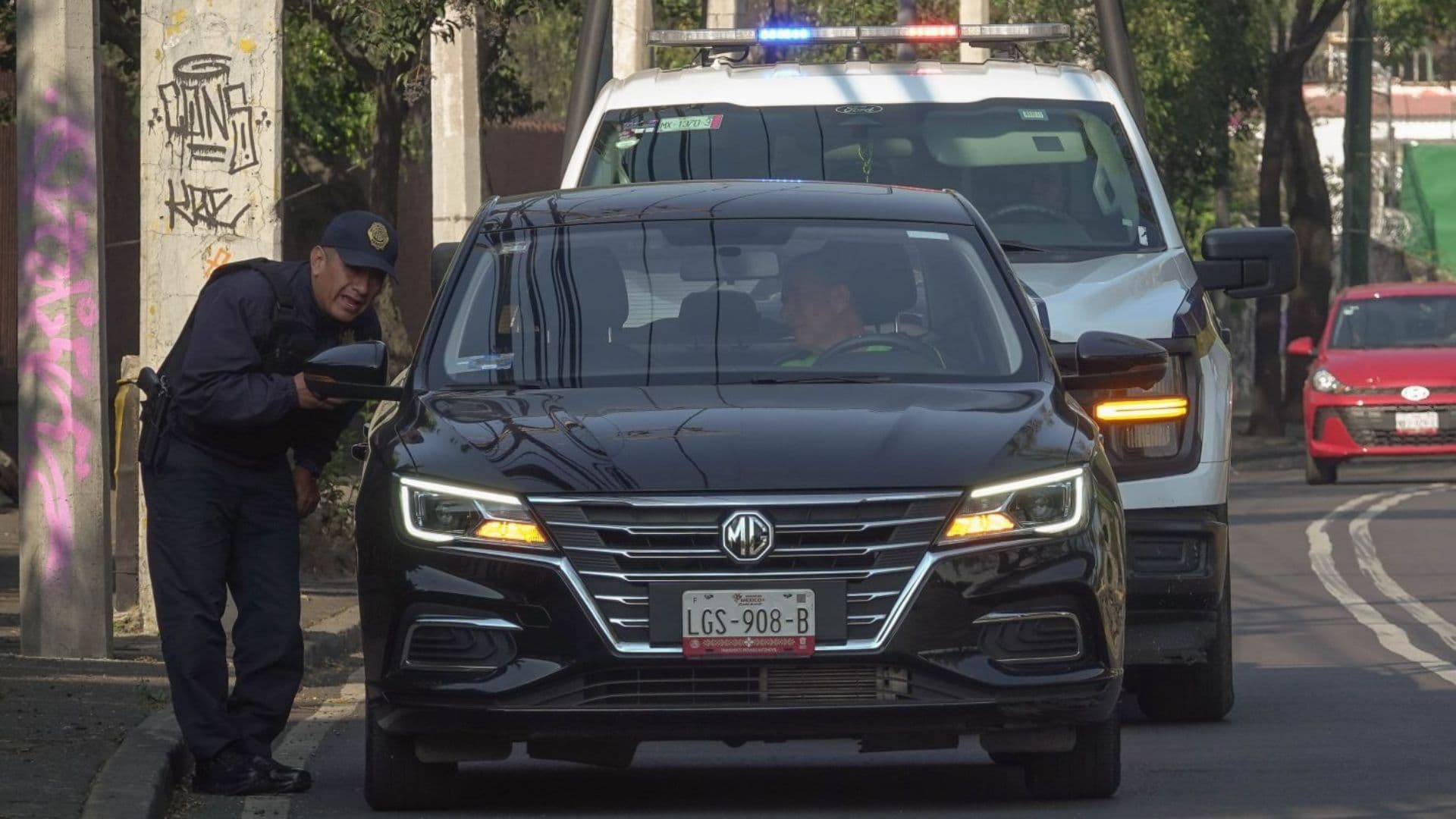 Automovilista muestra documentación a policía. Cómo tramitar el Tarjetón Digital para el Mundial 2026.