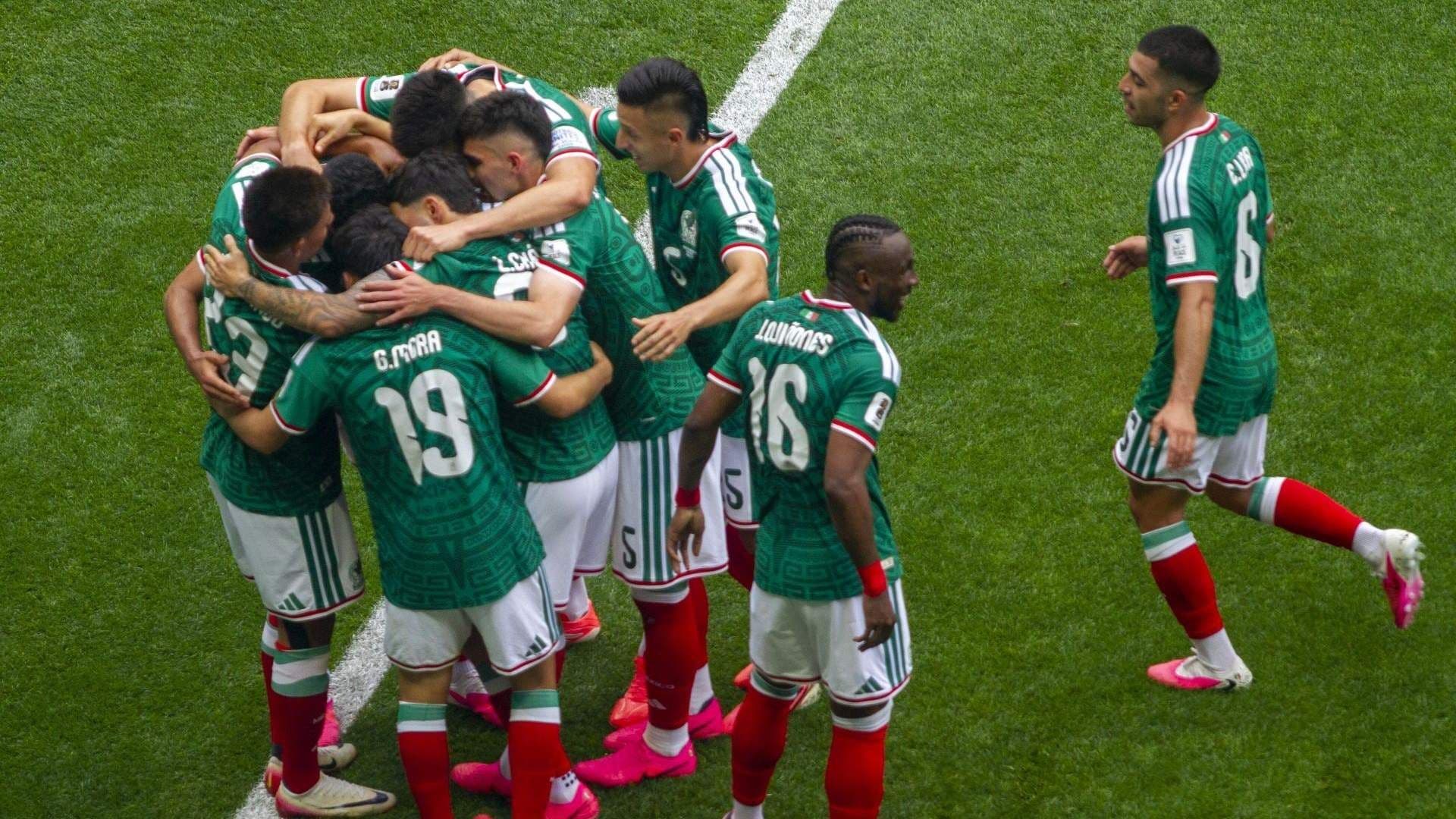 Jugadores de la Selección festejan Gol. Cuándo es el Tercer y Último Partido de México en Fase de Grupos.