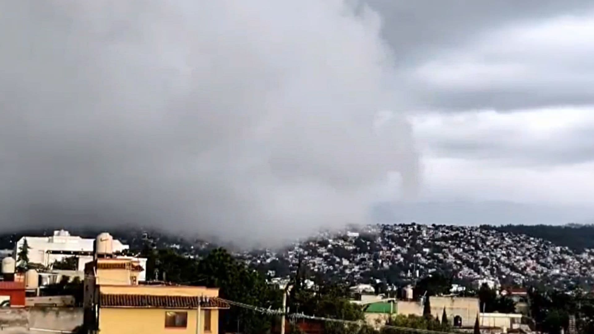 ¿Qué es la "Shelf Cloud"? . Foto: @SasslaClimaMx