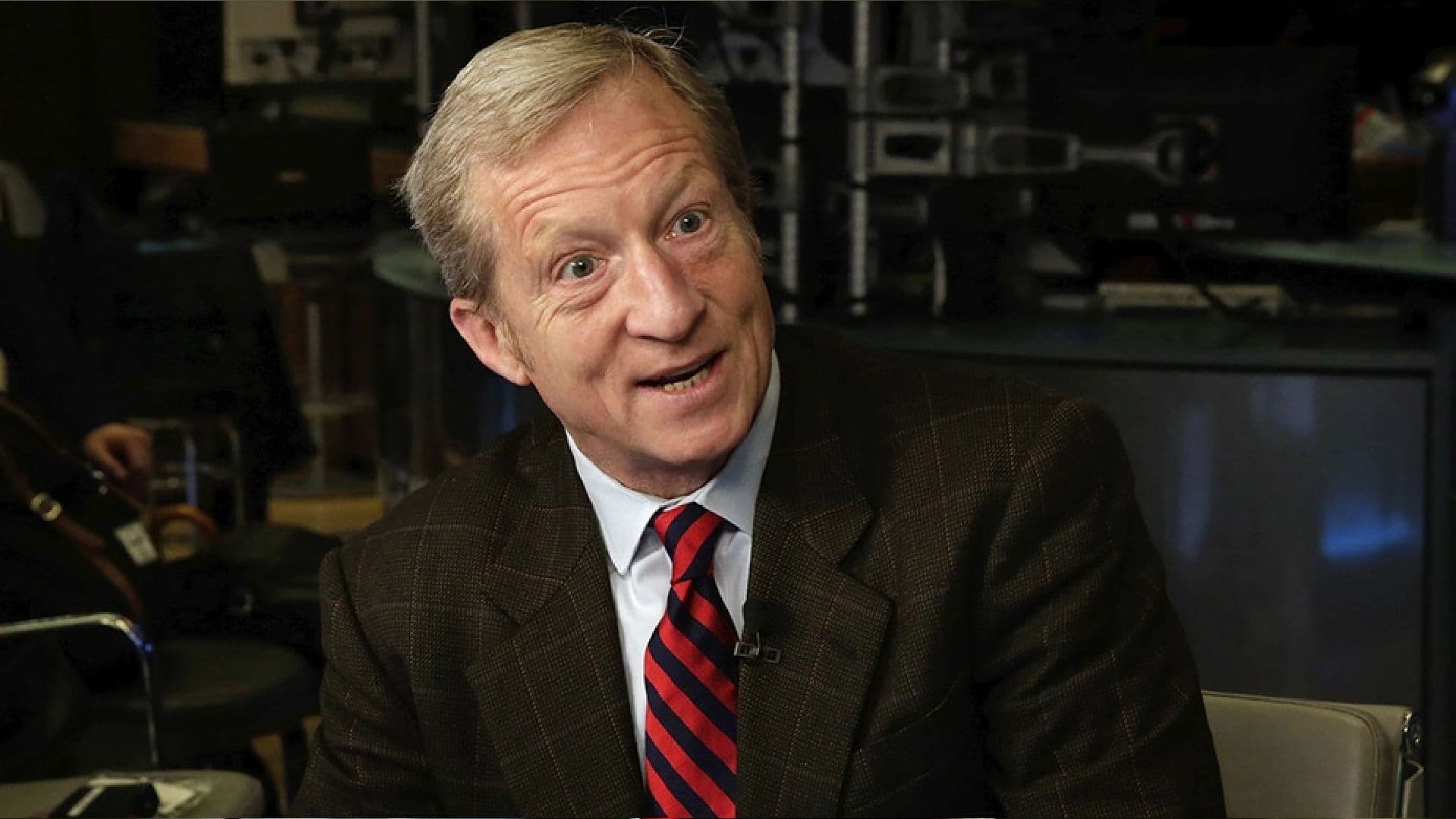 Tom Steyer Rechaza Acusaciones de Pagar a Influencers para Apoyar su Campaña en California